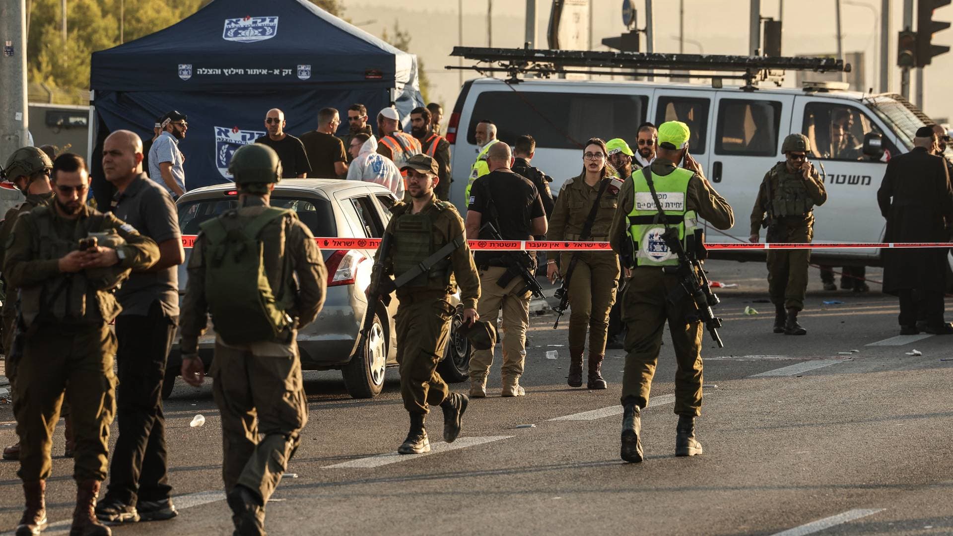 قوات الاحتلال تقتحم منزل فلسطيني بزعم الاشتباه بتنفيذه عملية دهس وطعن عند "غوش عتصيون" جنوب الضفة