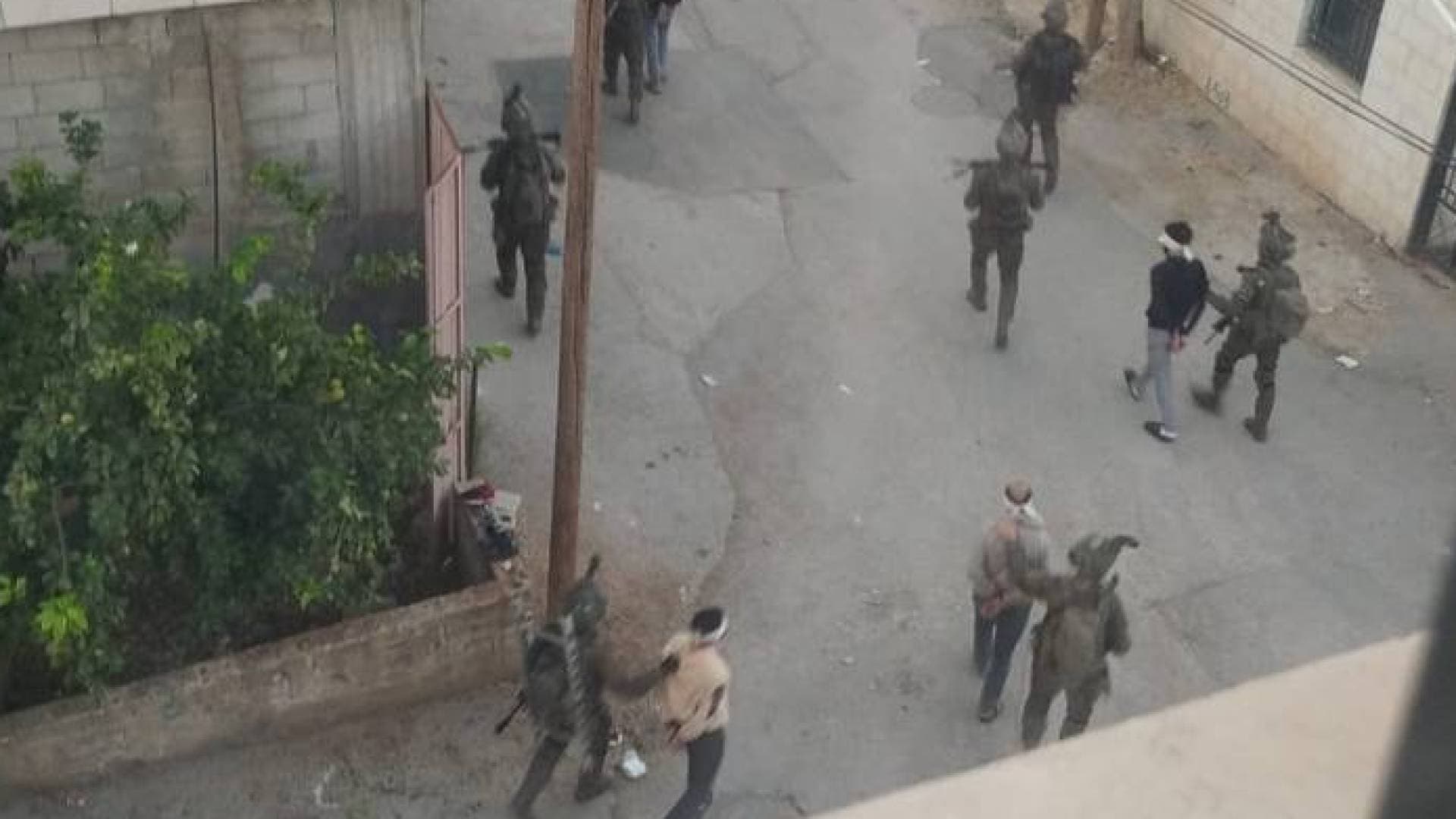 مراسل رؤيا: قوات الاحتلال تعتقل أكثر من 30 شابا من قلقيلية ونابلس في الضفة الغربية - فيديو