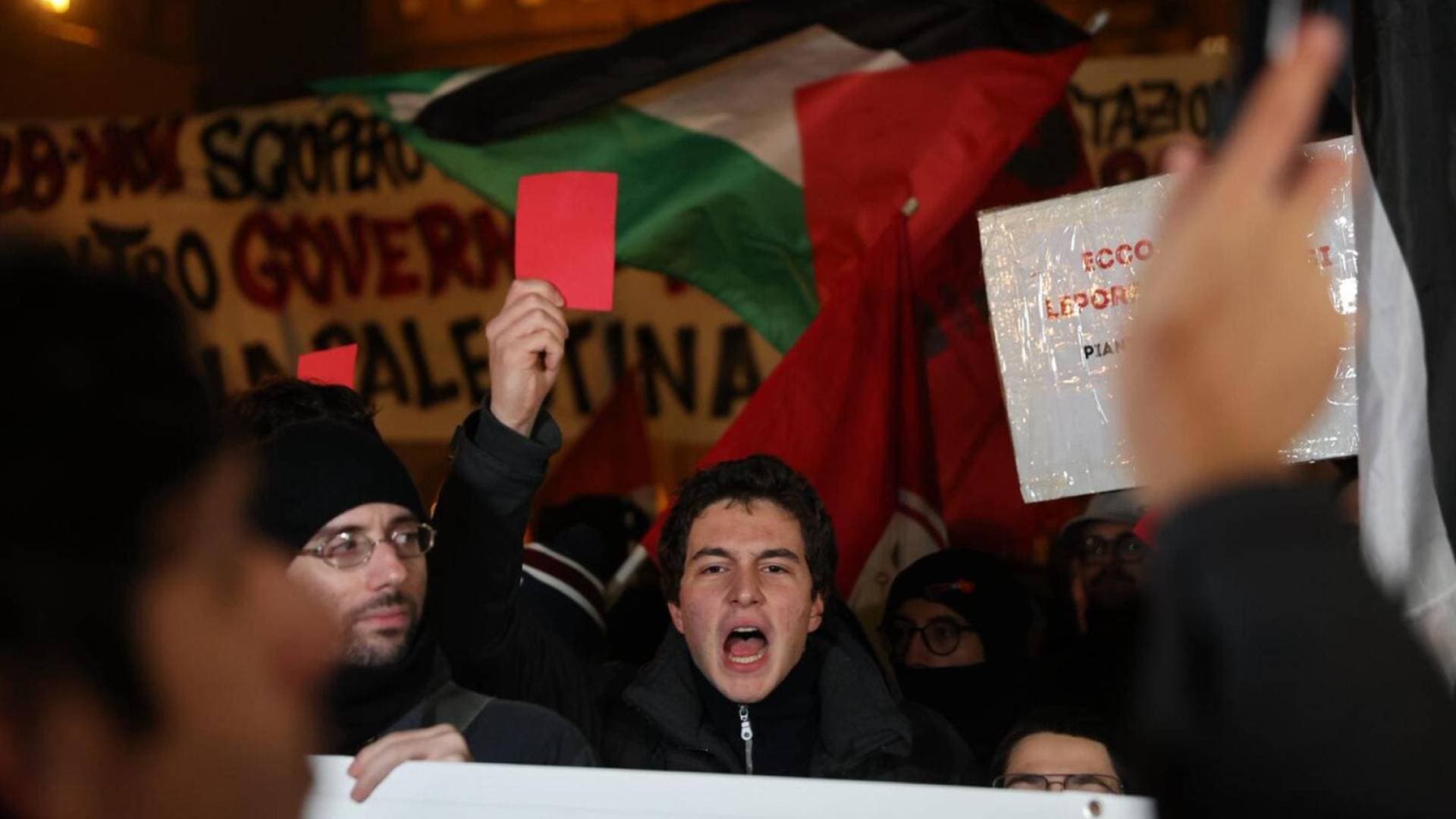 5 آلاف متظاهر يرفعون العلم الفلسطيني تضامنا مع غزة خلال "مباراة العار" في بولونيا