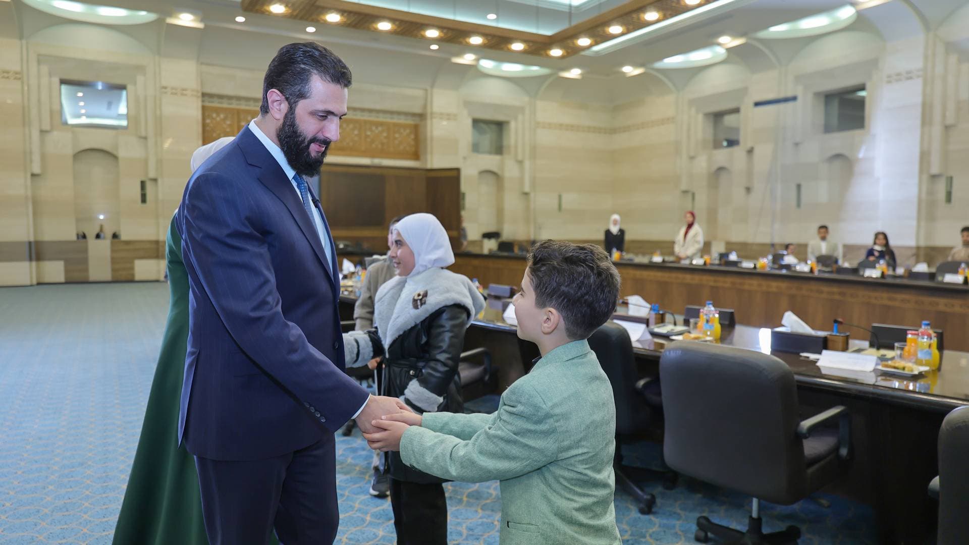 الشرع وعقيلته يستمعان إلى طموحات أطفال سوريا ويؤكدان دعم الدولة لمستقبلهم -فيديو