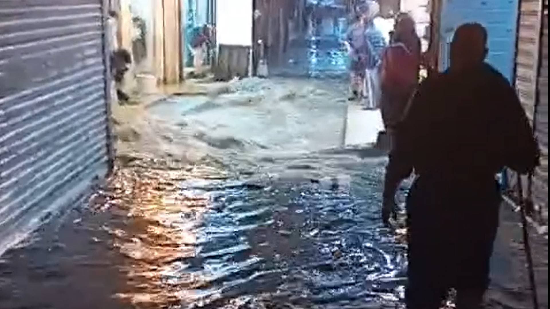مياه الأمطار تداهم محال ومنازل في منطقة السوق بالبقعة - فيديو