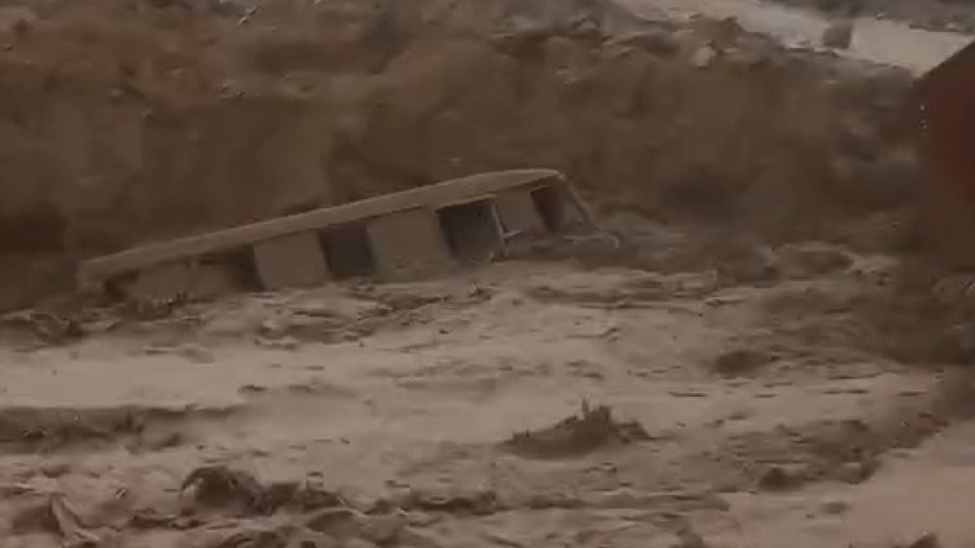 مصدر أمني: الحافلة التي جرفتها السيول في الزرقاء كانت خالية من الركاب - فيديو