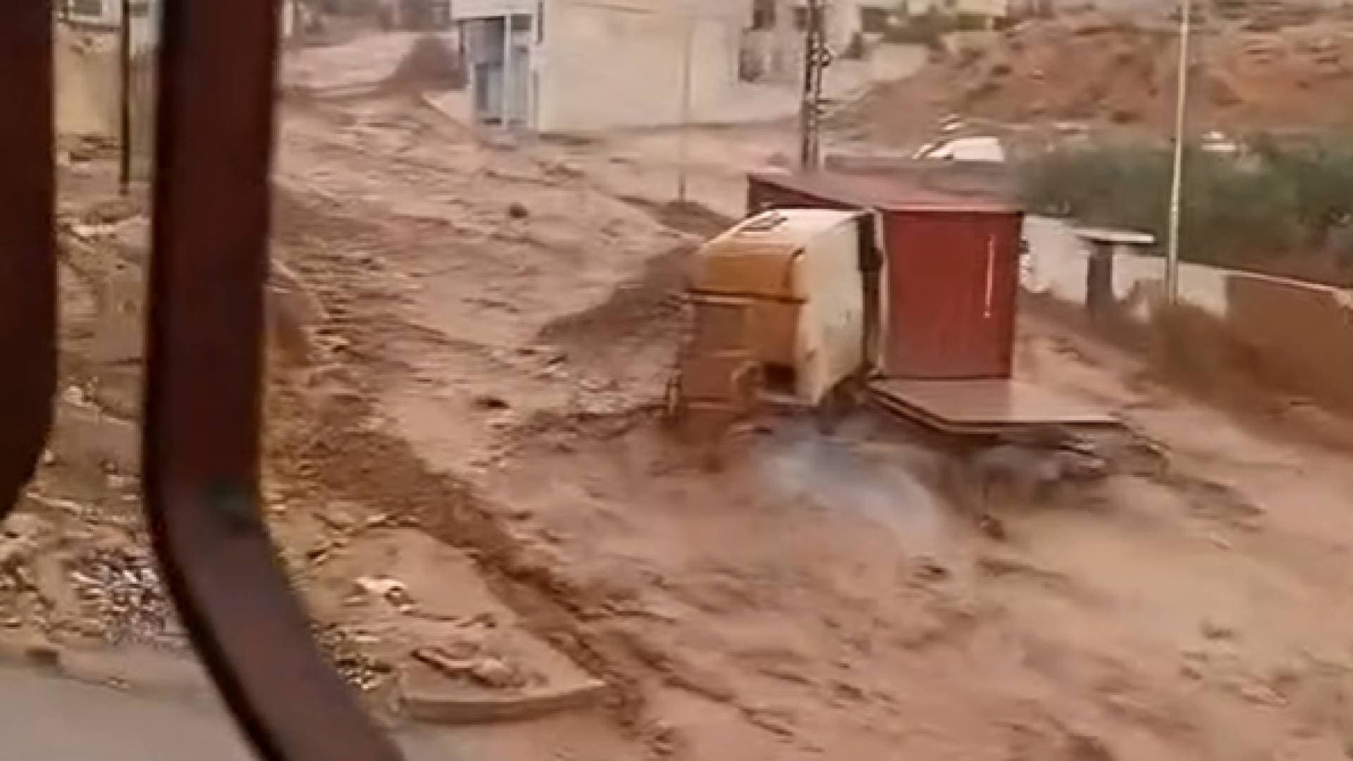 رؤيا ترصد السيول في الزرقاء وعمان.. والإدارة المحلية وأمانة عمان توضحان.. فيديو
