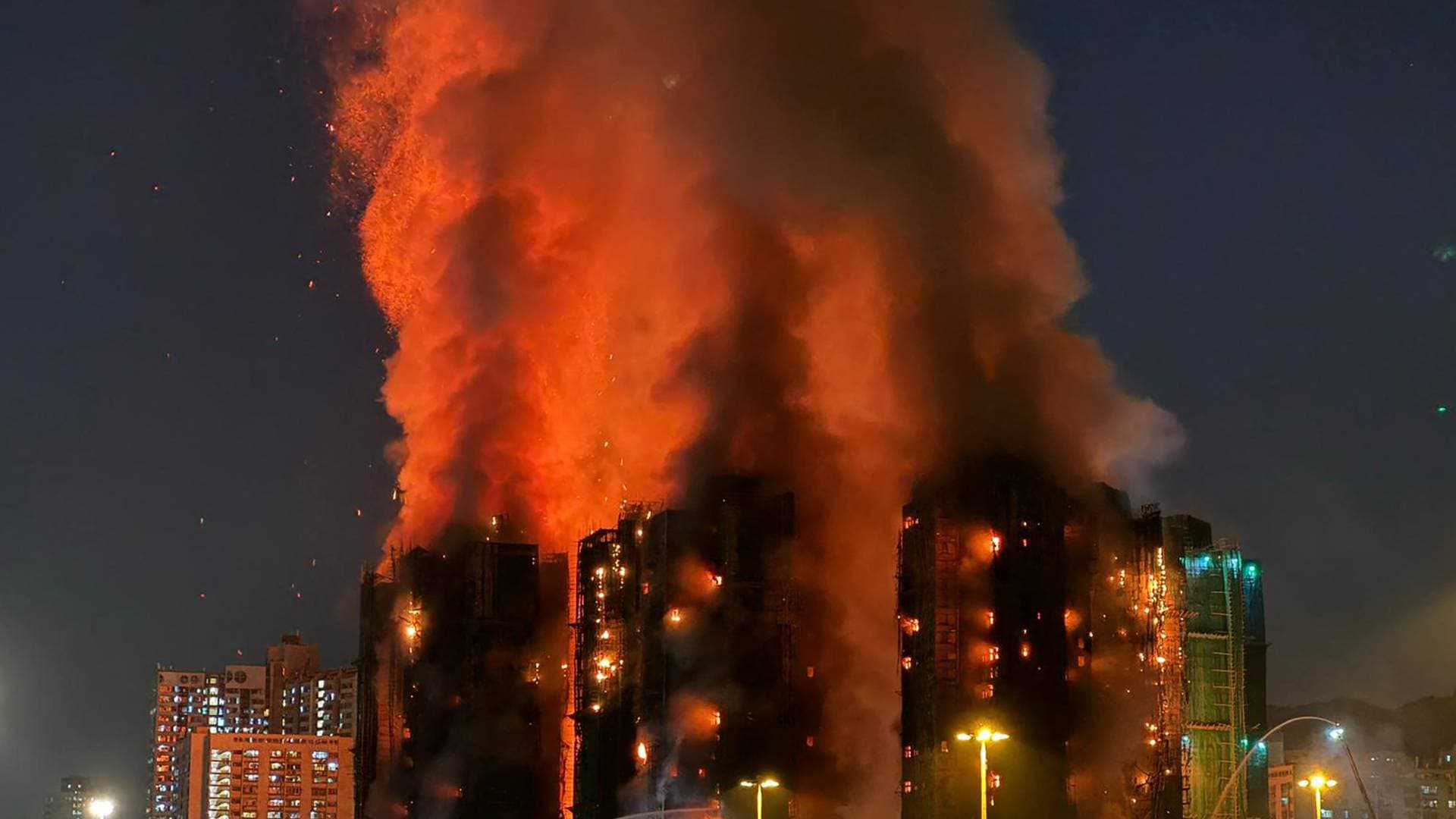 13 قتيلا و15 مصابا في أسوأ حريق سكني بالعاصمة الاقتصادية لهونغ كونغ -فيديو