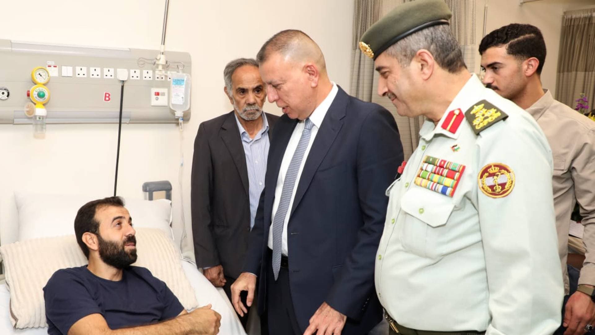 الفراية يزور مصابي مداهمة الرمثا ويشيد بتضحيات الأجهزة الأمنية وكفاءتها العالية