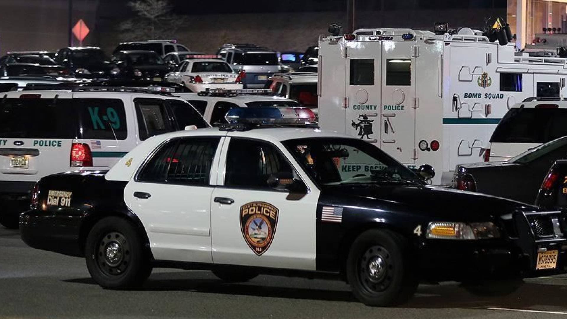 إصابة شخصين وإخلاء كامل لمركز تجاري بعد حادثة إطلاق نار بكاليفورنيا