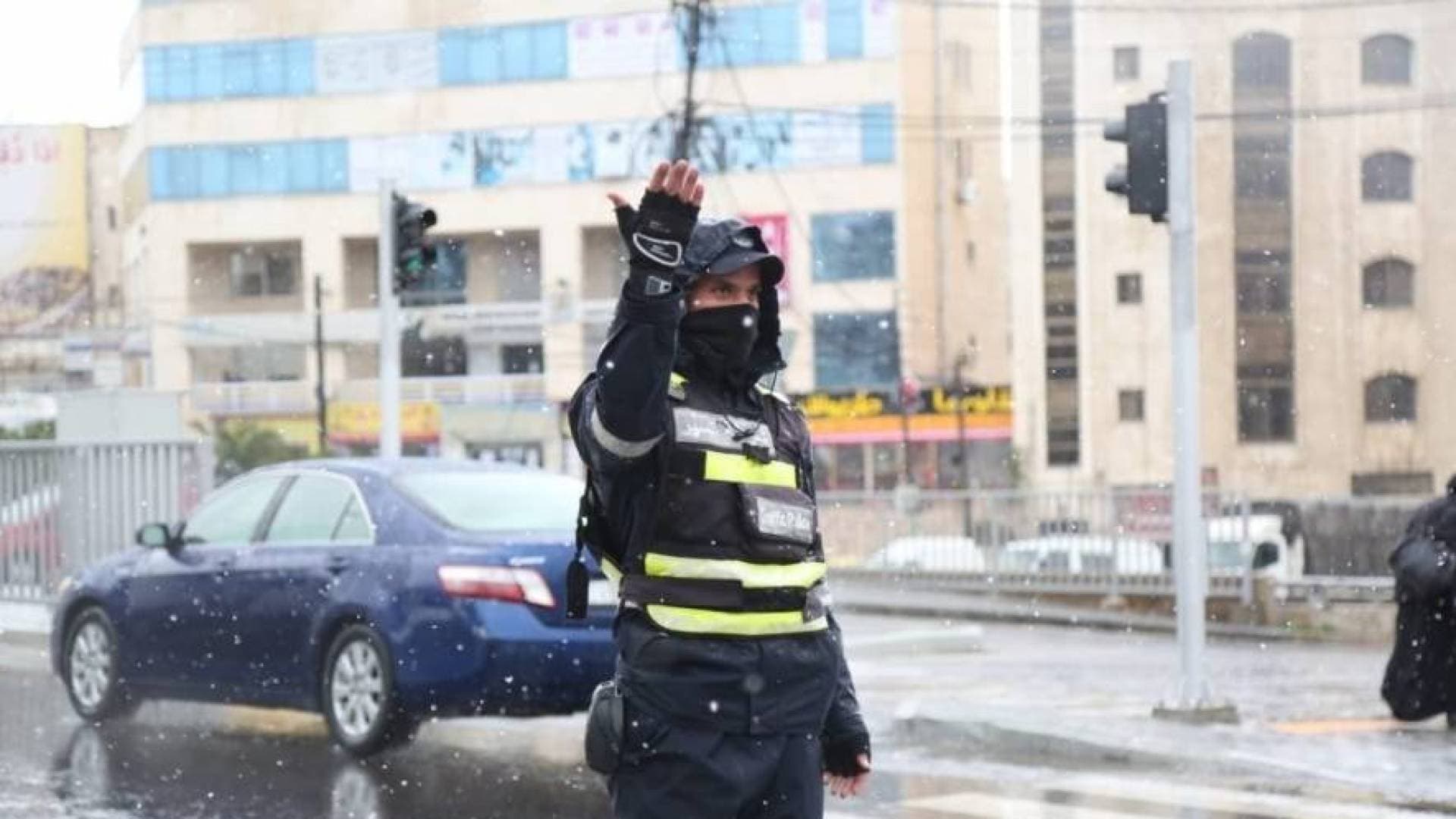 مع بدء تأثر المملكة بحالة من عدم الاستقرار الجوي.. "الأمن العام" يطلق حزمة تحذيرات ويدعو لأقصى درجات الحذر -فيديو