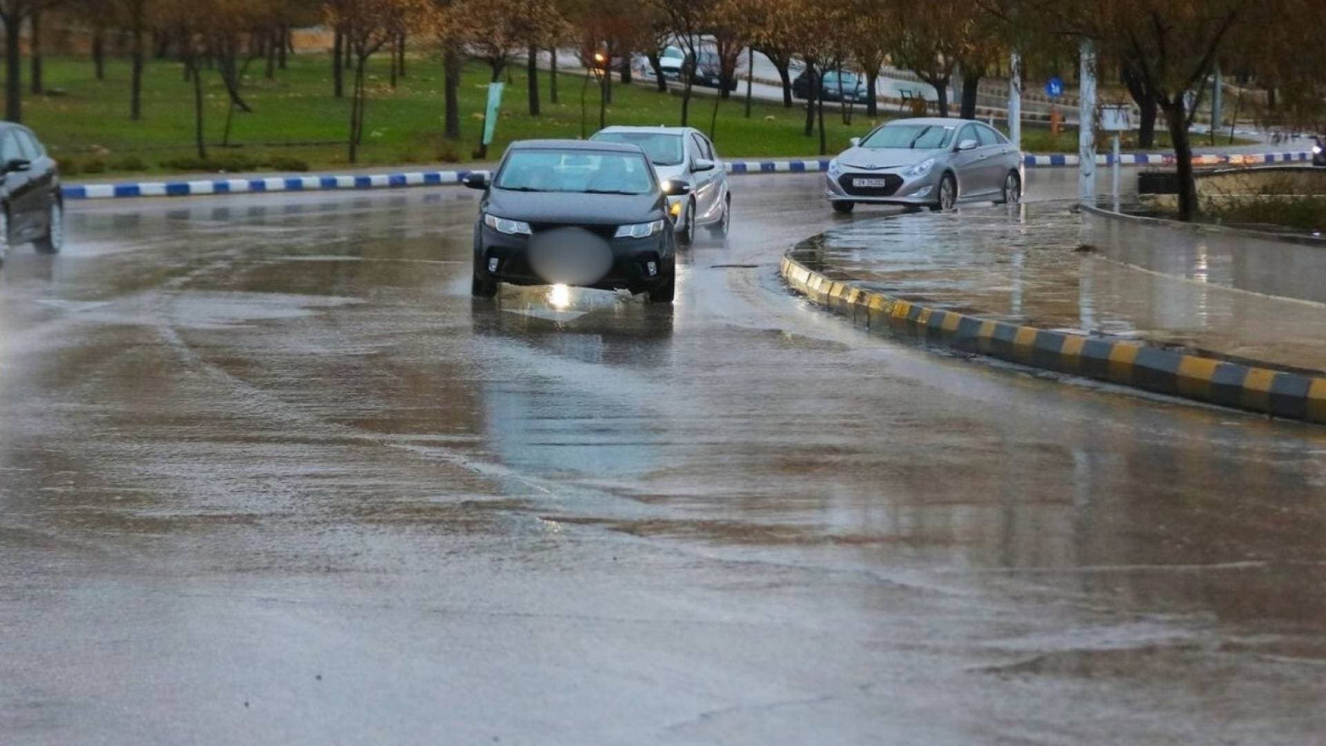 أمطار غزيرة ورعدية في العاصمة عمان وتحذيرات من سيول وارتفاع المنسوب المياه.. فيديو