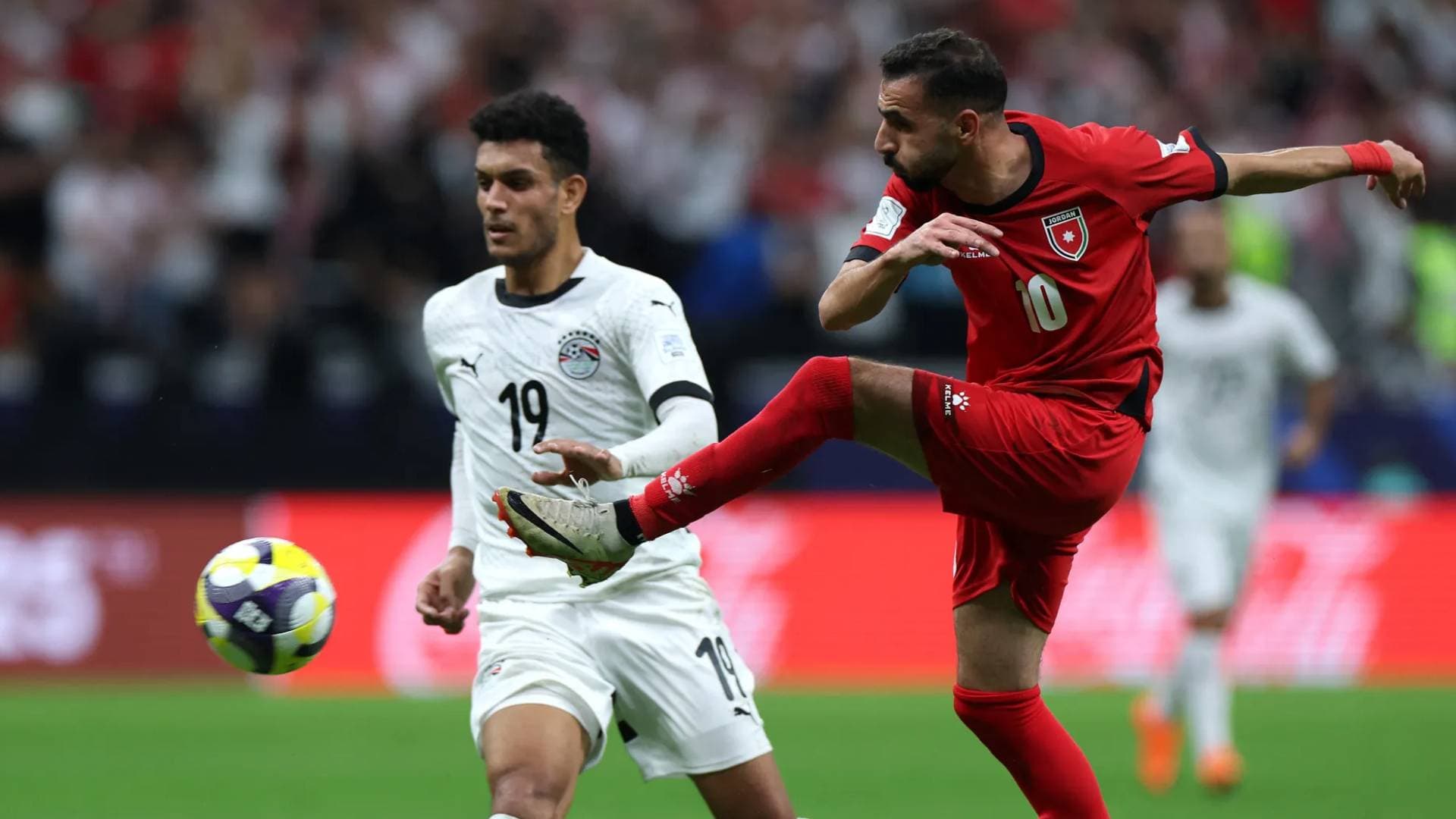 "كأس العرب".. الإعلام المصري ينتفض ضد "الأداء الكارثي" للفراعنة ويتغنى بـ"درس النشامى" التاريخي