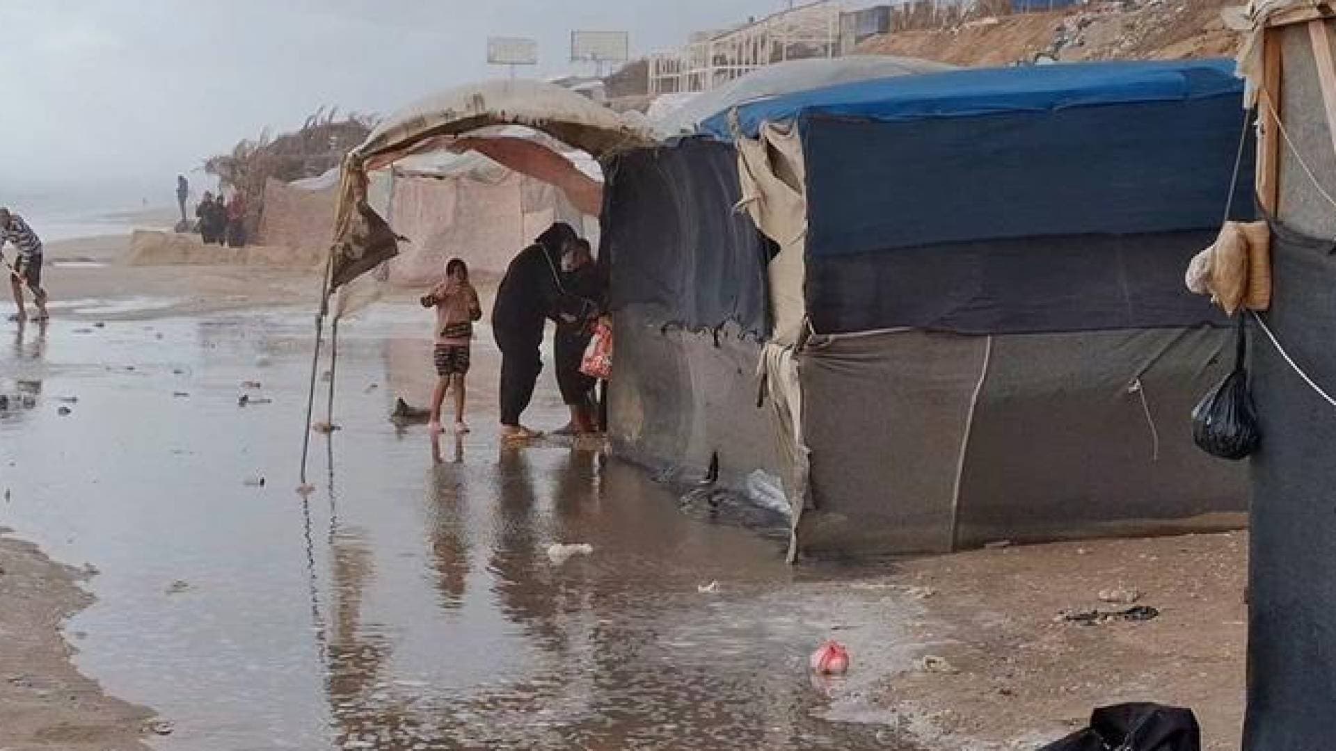 غزة تحت الأمطار.. خيام النازحين تتحول إلى برك مياه والكارثة تقترب -فيديو