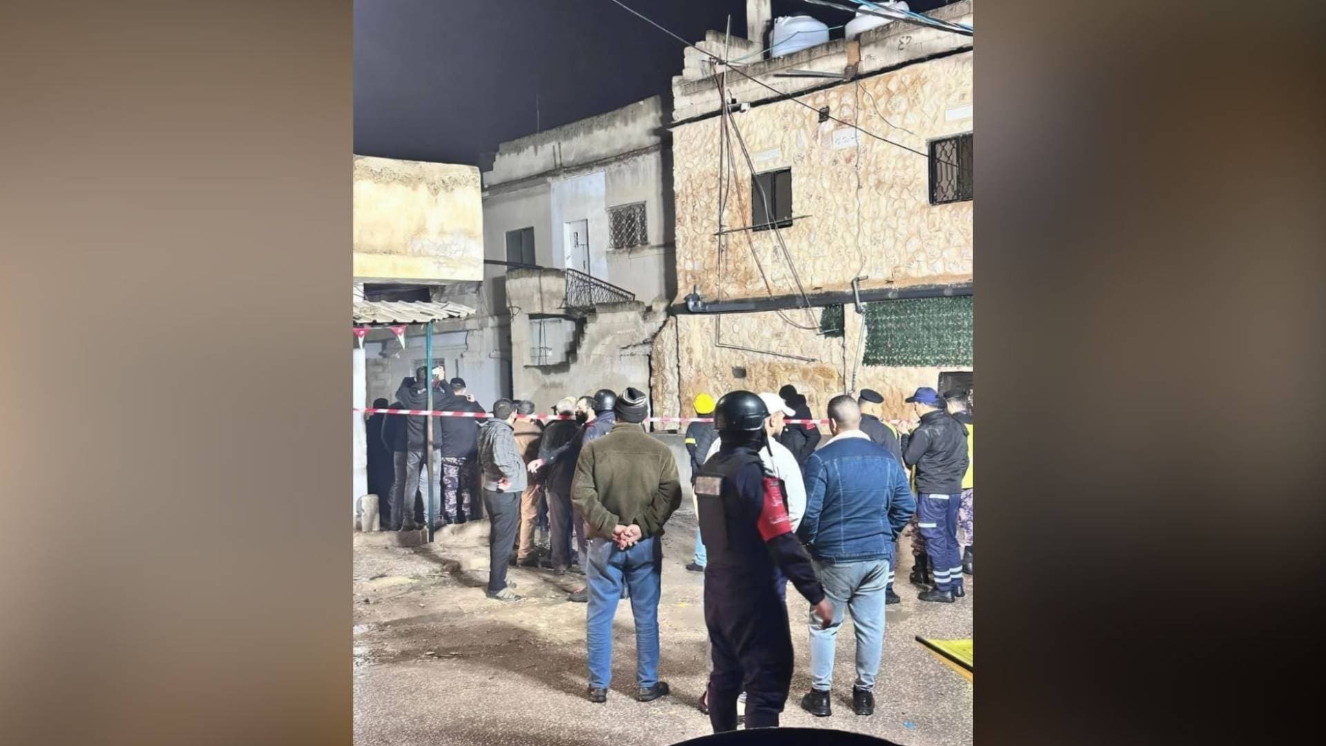 هدم أجزاء من منزل بعد انهيار مفاجئ أثناء تواجد عائلة داخله في الأغوار الشمالية دون وقوع إصابات - صور