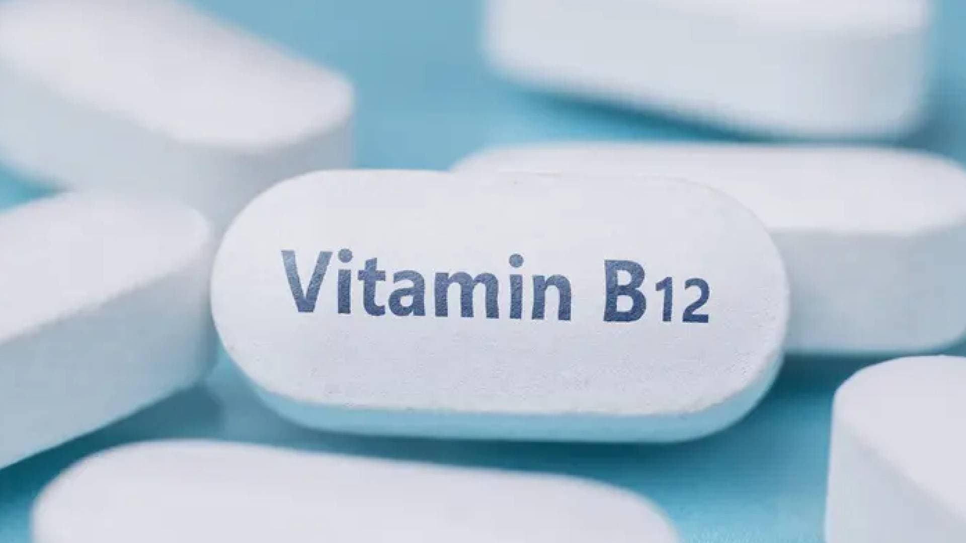 لماذا ينصح بتناول فيتامين B12 صباحا على معدة فارغة؟