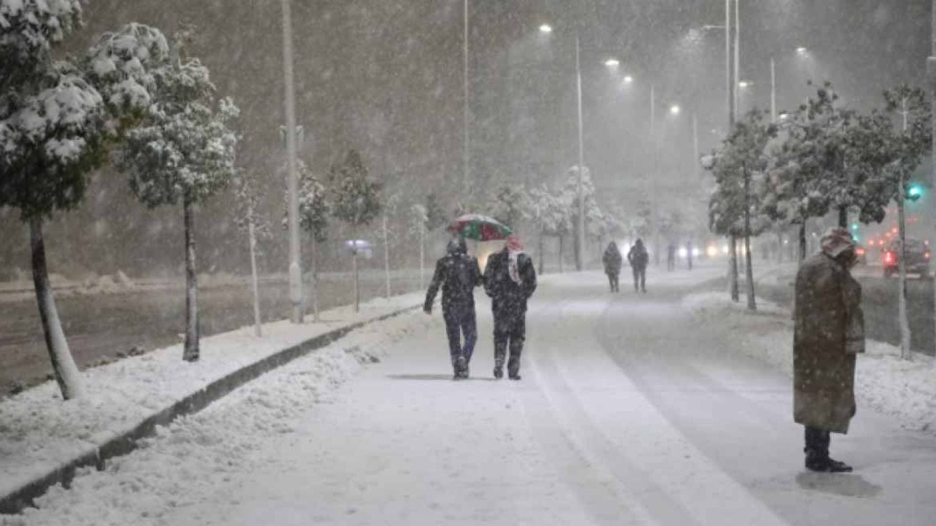 الأردن على موعد مع زخات ثلجية خلال ساعات فجر وصباح الأربعاء فوق قمم الجنوب العالية