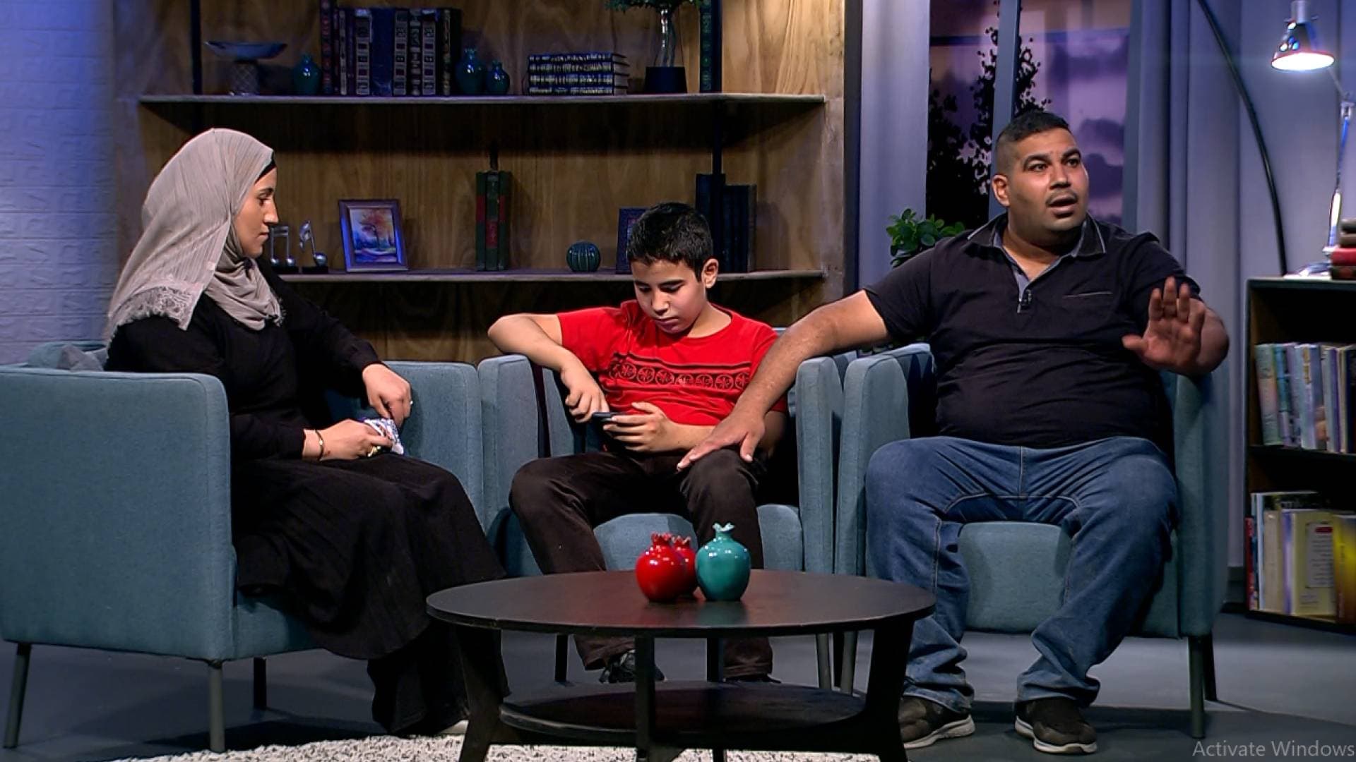 برنامج "بين قوسين" يسلط الضوء على معاناة و ضحايا التنمر وذوي الإعاقة