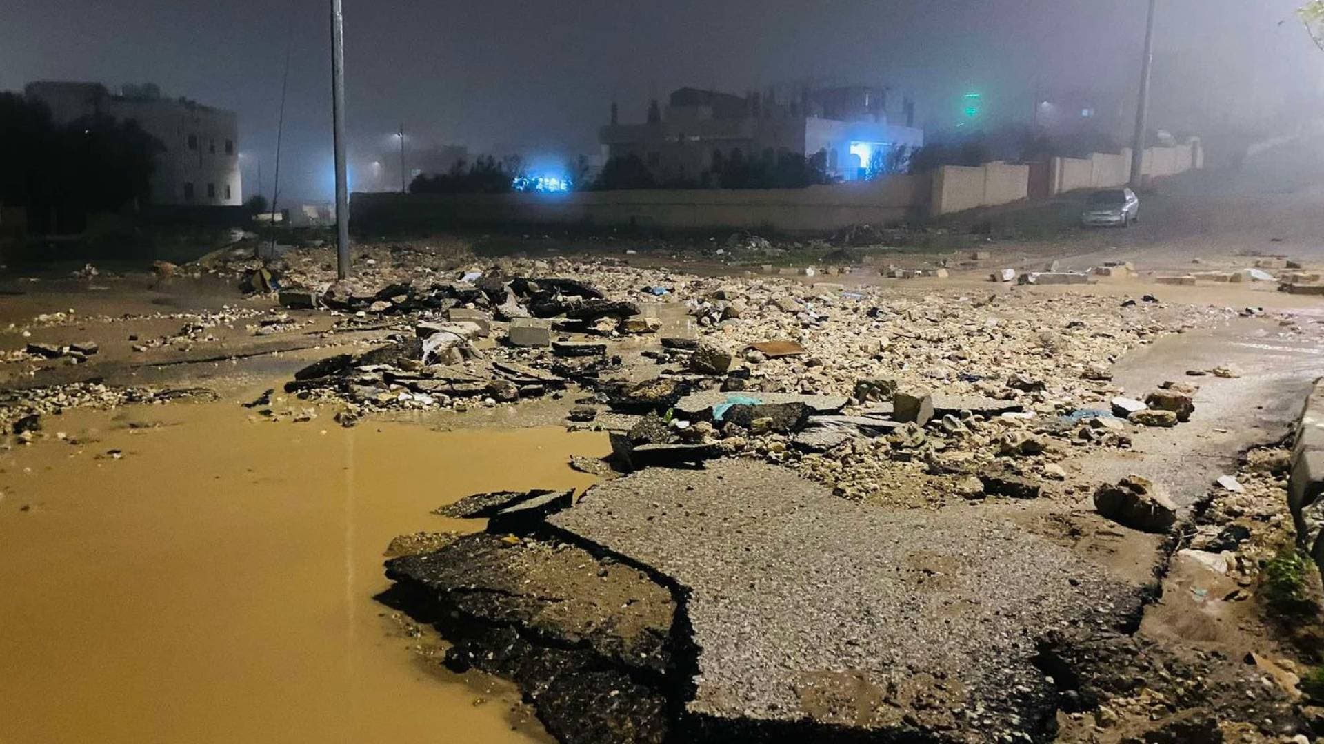 تداعيات المنخفض الجوي في الأردن: غرق ممتلكات ومركبات وشوارع وسط استياء من تردي البنية التحتية