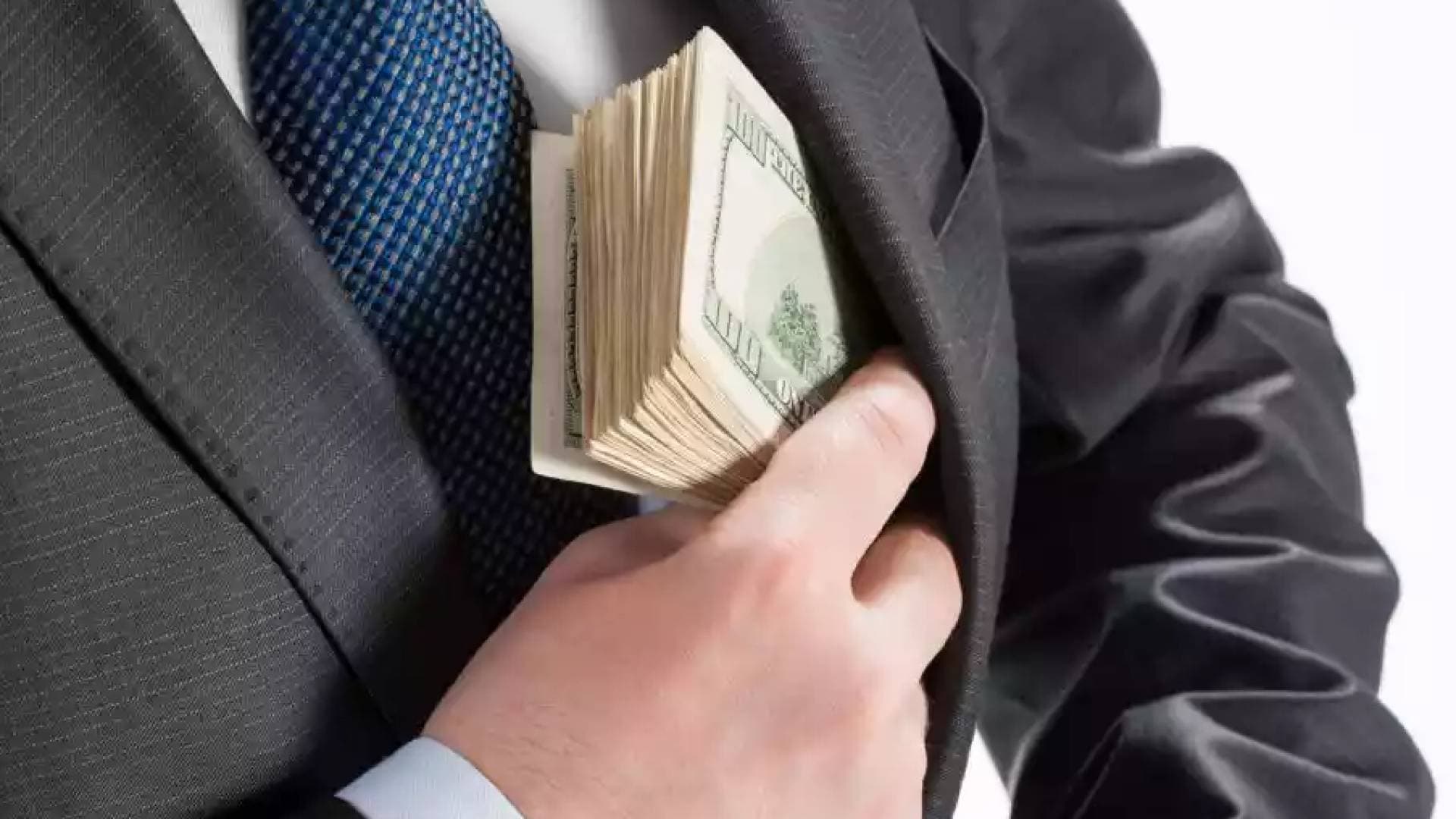 توقيف موظف سابق في وزارة الصحة بتهمة اختلاس 129 ألف دينار