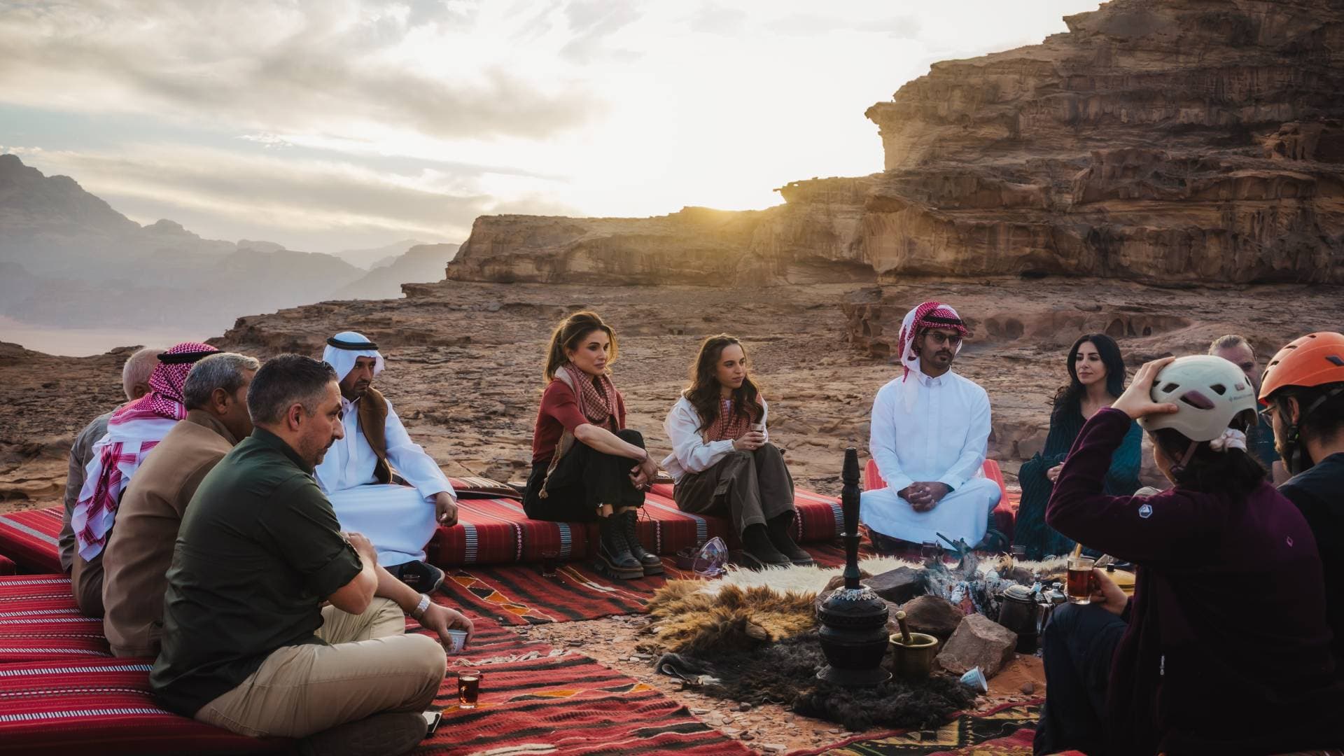 الملكة رانيا العبدالله والأميرة سلمى تزوران وادي رم