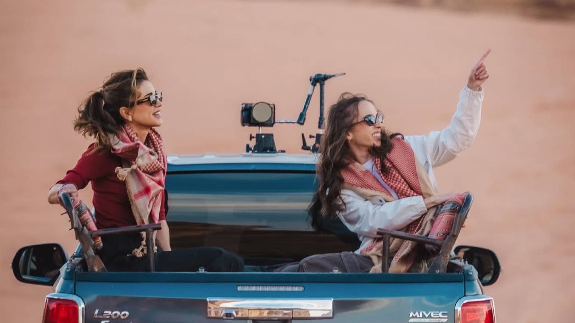 الملكة رانيا عبر إنستغرام .. مع سلمى في وادي رم، قلب الجنوب الأردني… جمال لا يقارن بأي بقعة على وجه الأرض.. فيديو