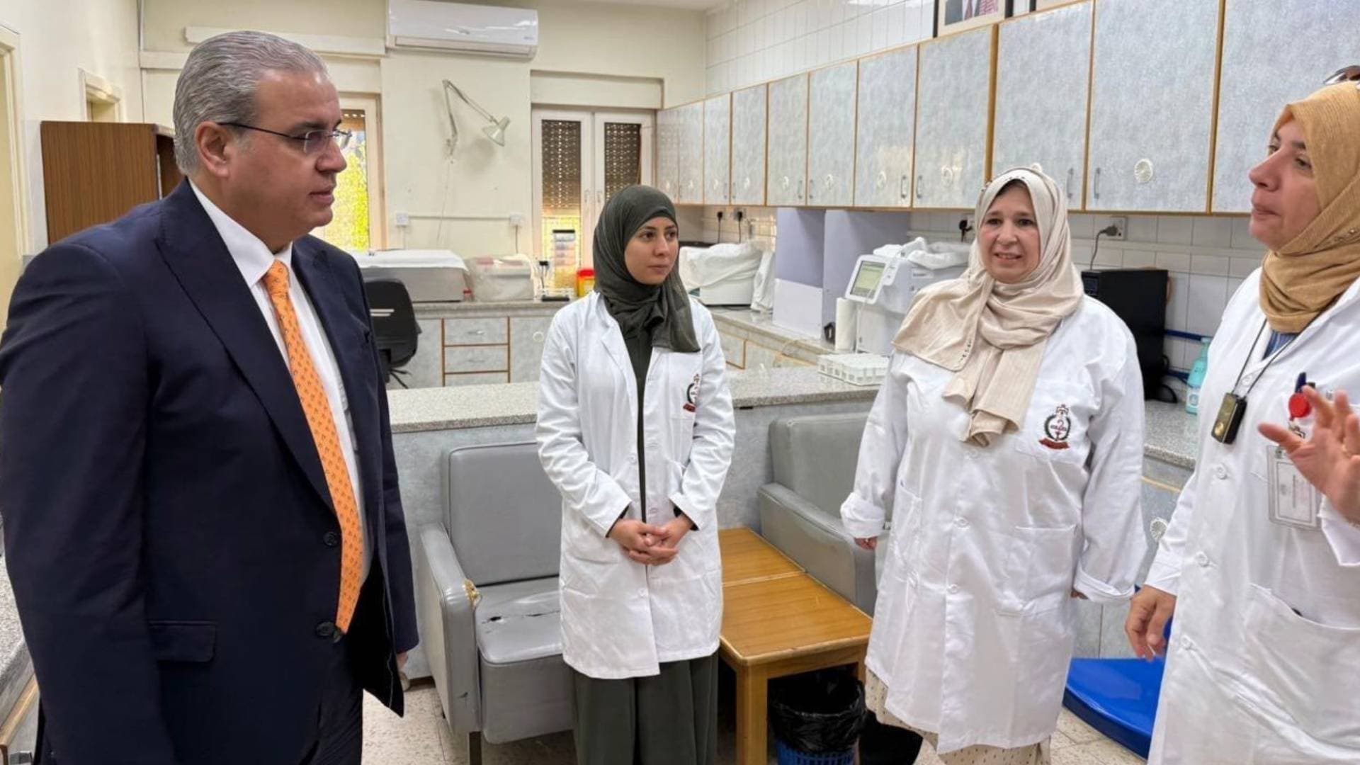 في زيارة مفاجئة.. وزير الصحة يتفقد مركز تأهيل المدمنين ويعد بتطوير الخدمات
