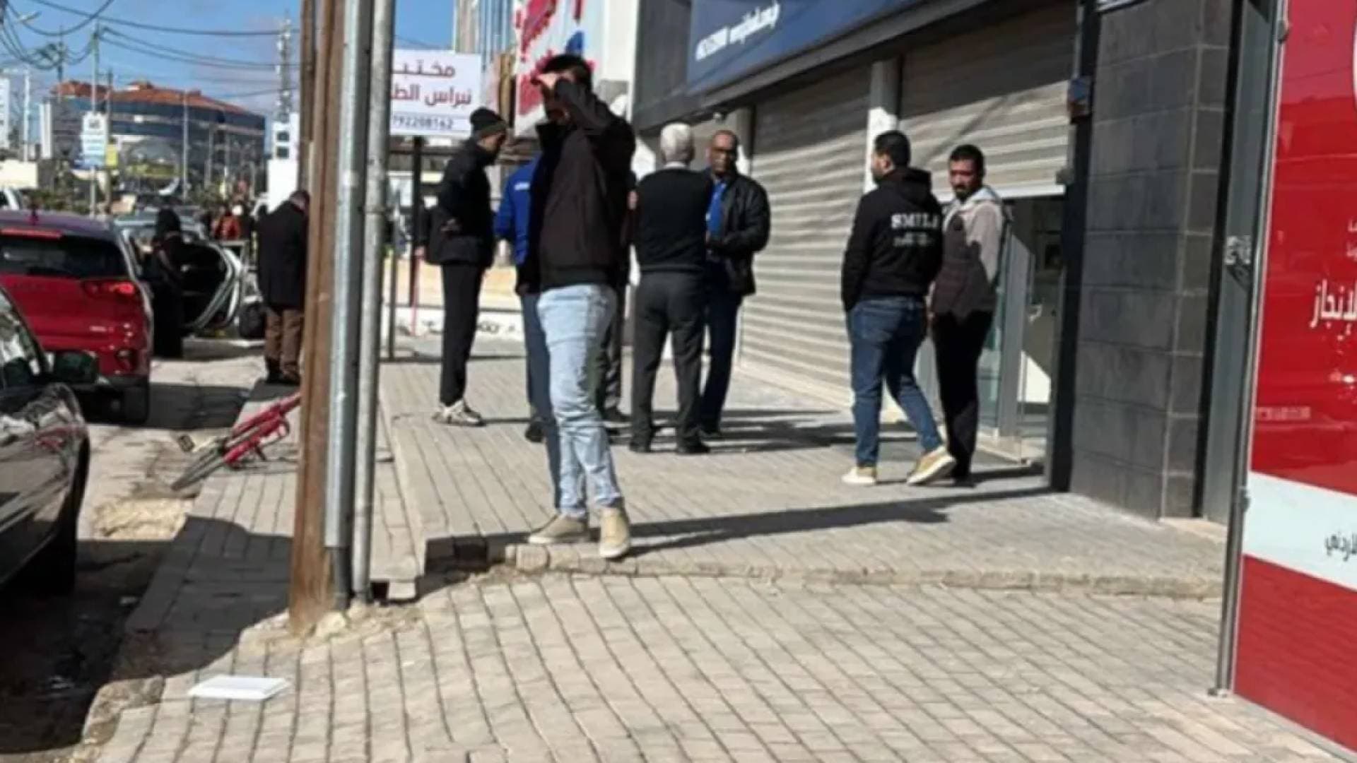 شاهد عيان يروي تفاصيل جريمة السطو على بنك في المفرق - فيديو