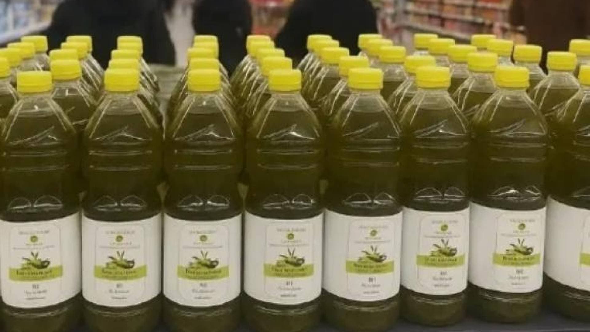نفاد الدفعة الأولى من "زيت الزيتون التونسي" من أسواق المؤسسة المدنية