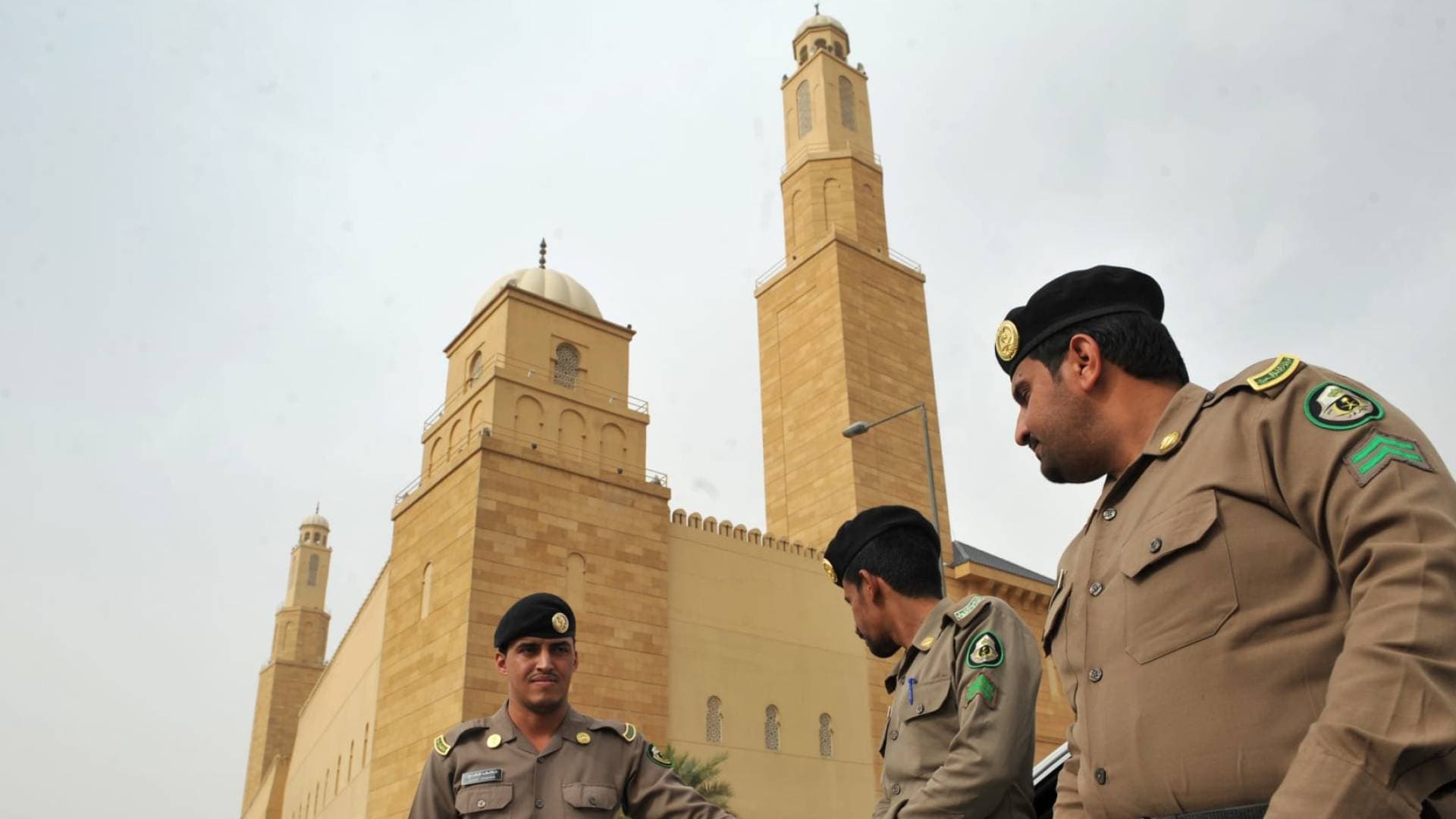 السعودية تنفذ حكم الإعدام تعزيرا بحق 3 أشخاص استهدفوا رجال الأمن