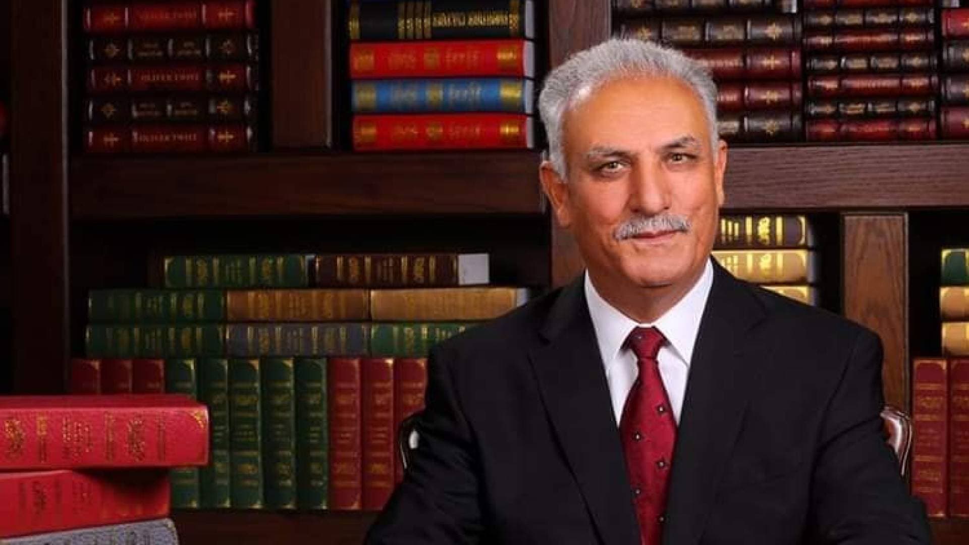 النائب "بريزات" ينتقد تدخين النواب للسجائر الإلكترونية داخل القبة ويدعو لتطبيق الغرامات