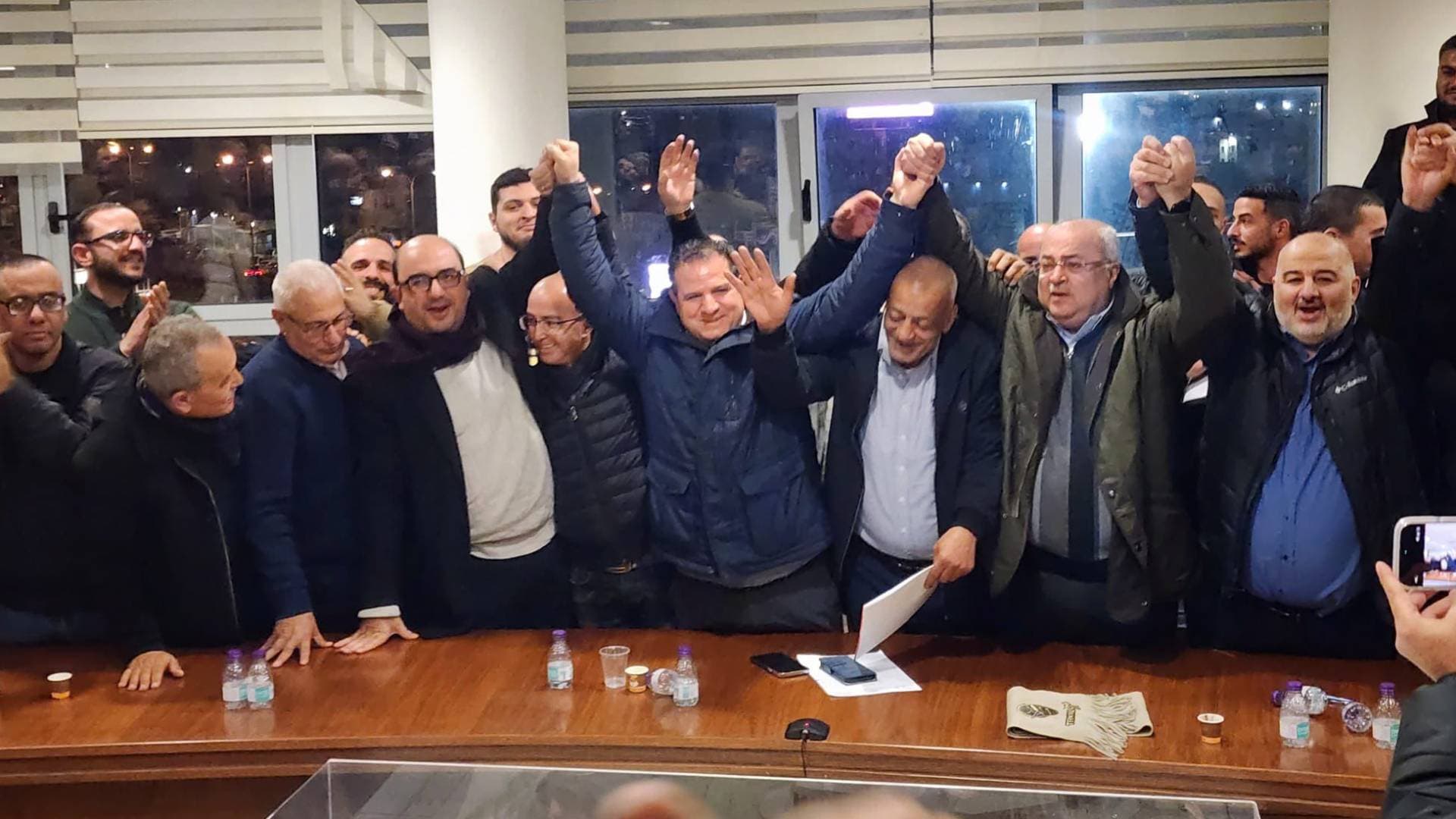 مراسل "رؤيا":رؤساء الأحزاب العربية الفلسطينية يوقعون على عريضة لتشكيل القائمة المشتركة تحت ضغط الجماهير في بلدية سخنين