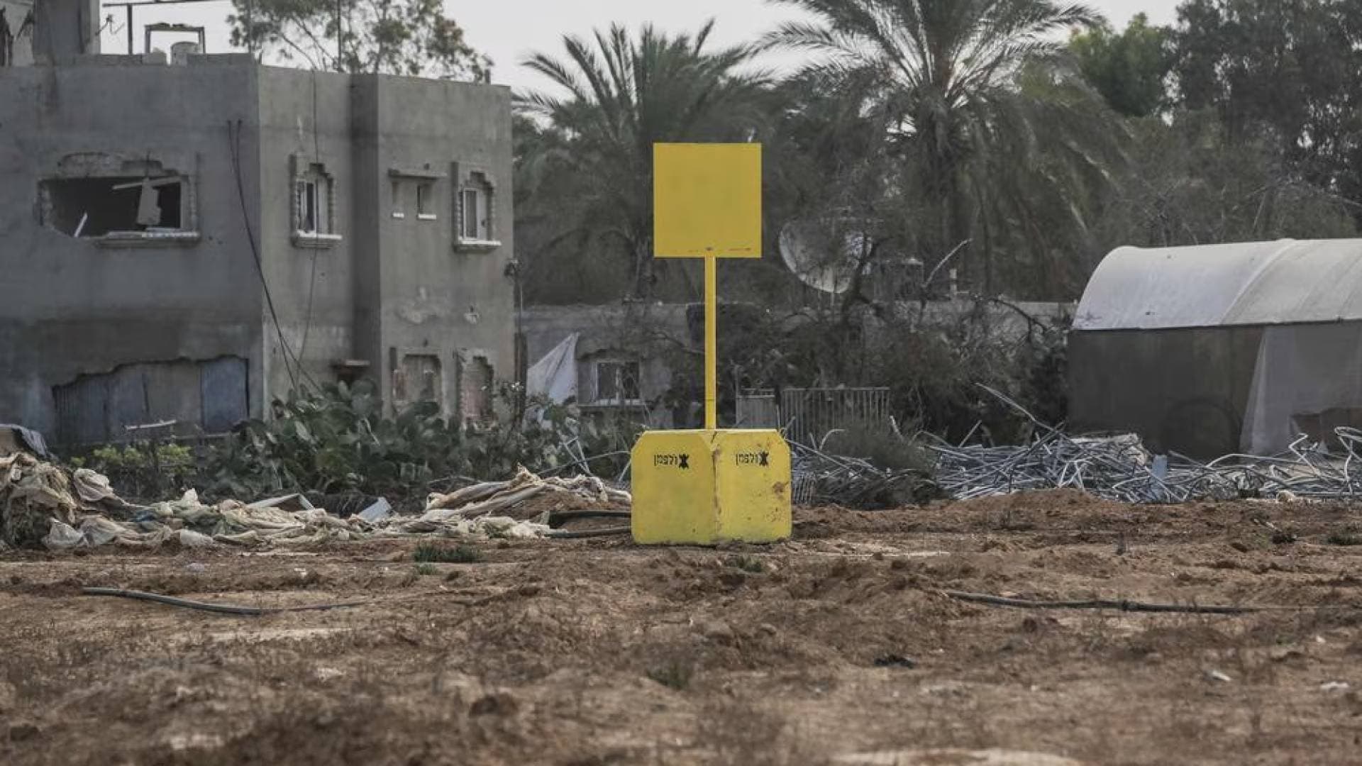 الجيش "الإسرائيلي" يزعم استهداف "مسلحين" بعد عبورهم الخط الأصفر شمال قطاع غزة بزعم زرع عبوة ناسفة