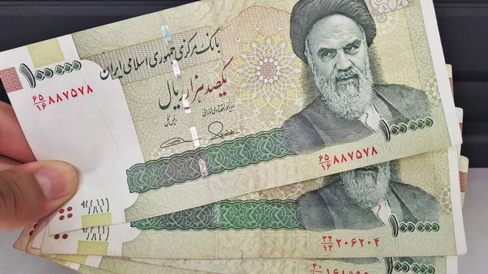 "انهيار تاريخي".. الريال الإيراني يهوي إلى 1.5 مليون مقابل الدولار