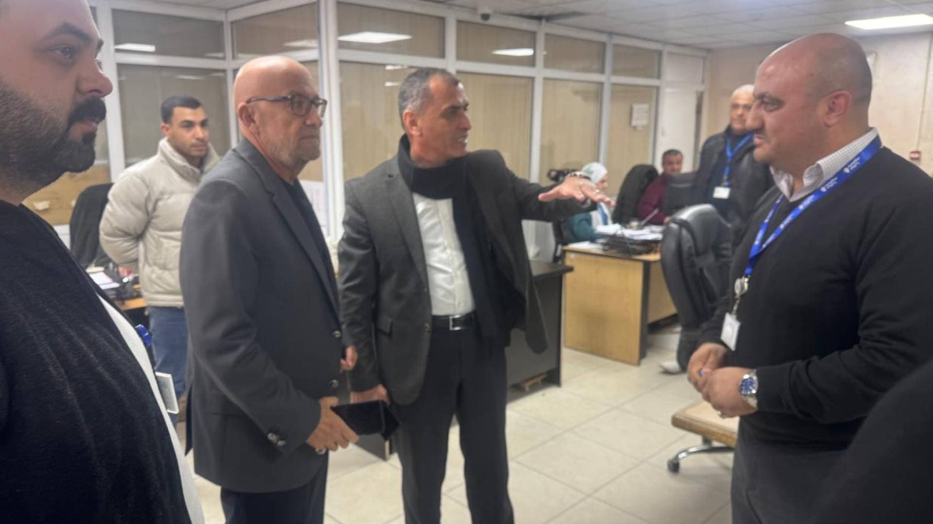 وزير المياه يقوم بزيارة مفاجئة لـ "مياهنا" ويشدد على كفاءة التزويد