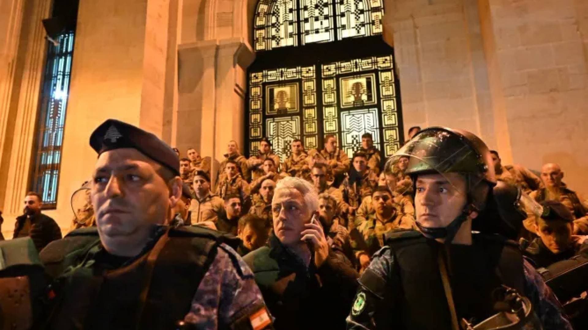 عسكريون متقاعدون يقتحمون السياج الأمني لمجلس النواب اللبناني تزامنا مع إقرار الموازنة - فيديو