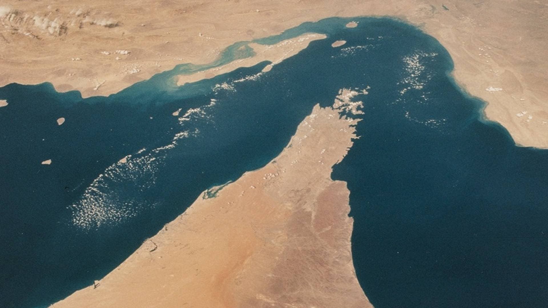 "خيارات مضيق هرمز".. إيران تلوح بالعصا والجزرة في وجه التحشيد الأمريكي