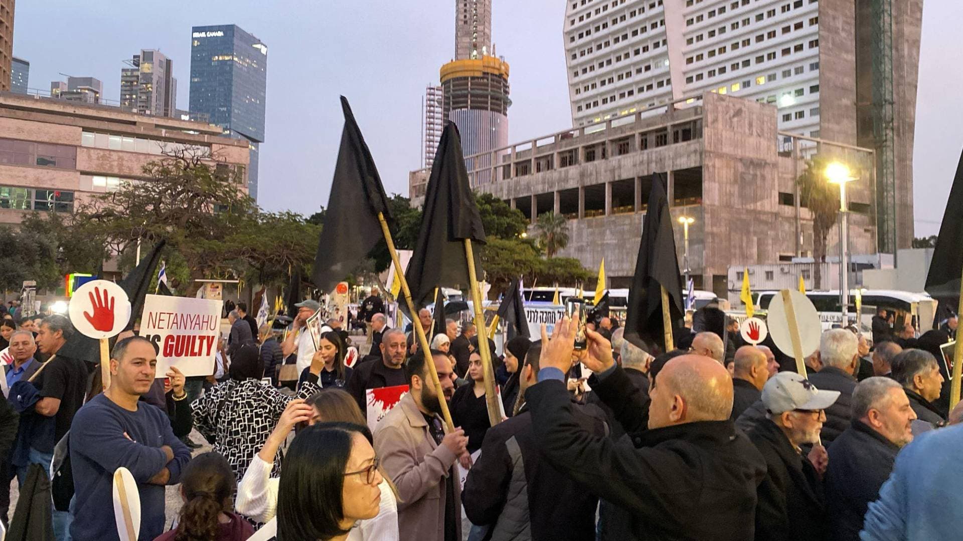 "الرايات السوداء" تغزو تل أبيب..الآلاف من فلسطيني الداخل ينتفضون ضد تفشي الجريمة وتواطؤ أجهزة "الاحتلال"