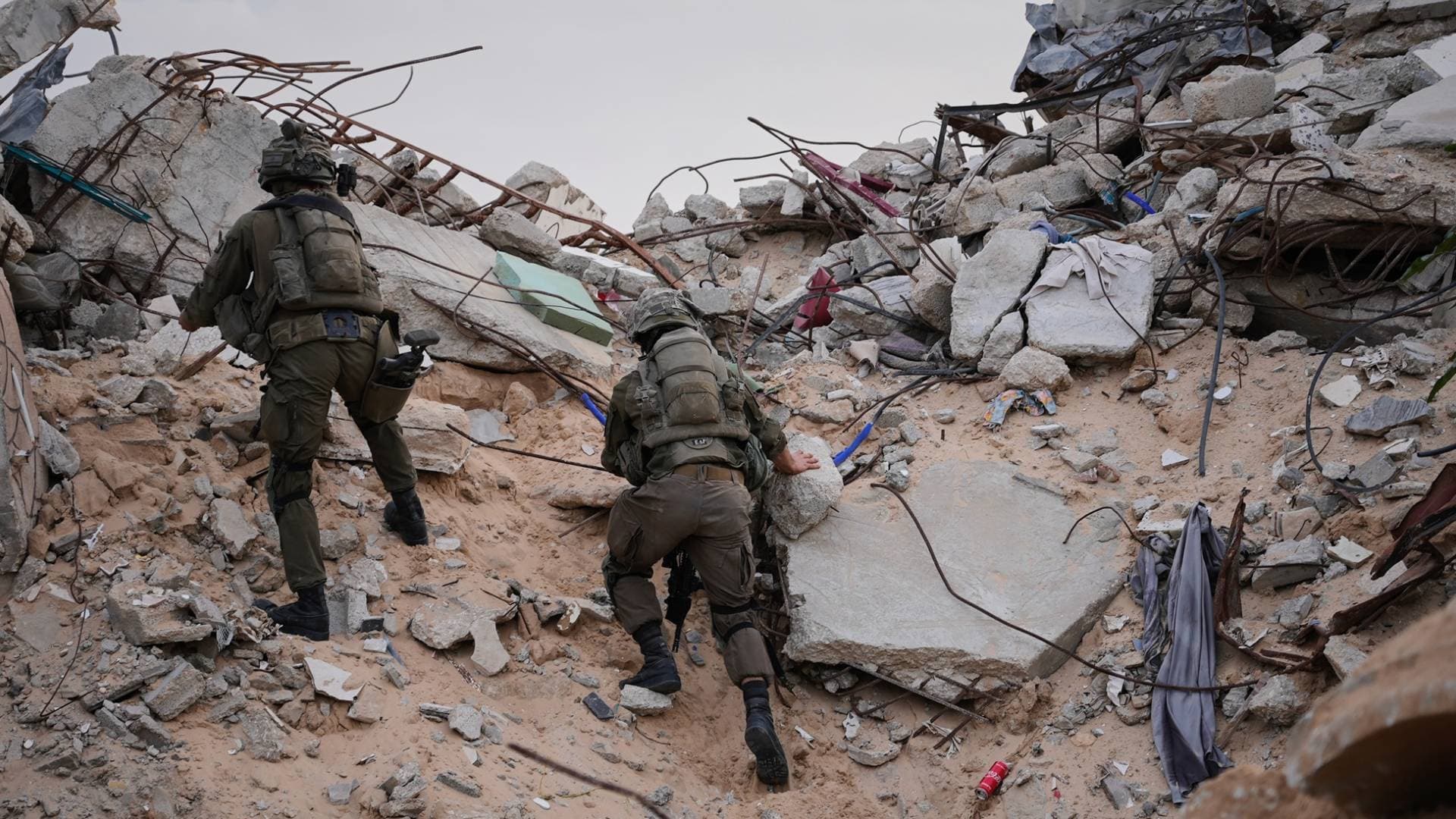الاحتلال يستهدف فلسطينيين جنوب غزة رغم اتفاق وقف إطلاق النار