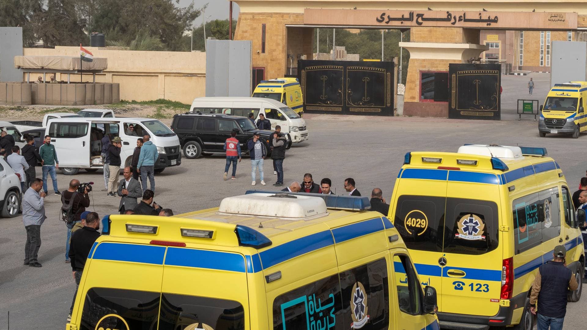إعلام فلسطيني: وصول حافلة تقل 12 من المسافرين العائدين إلى قطاع غزة عبر معبر رفح