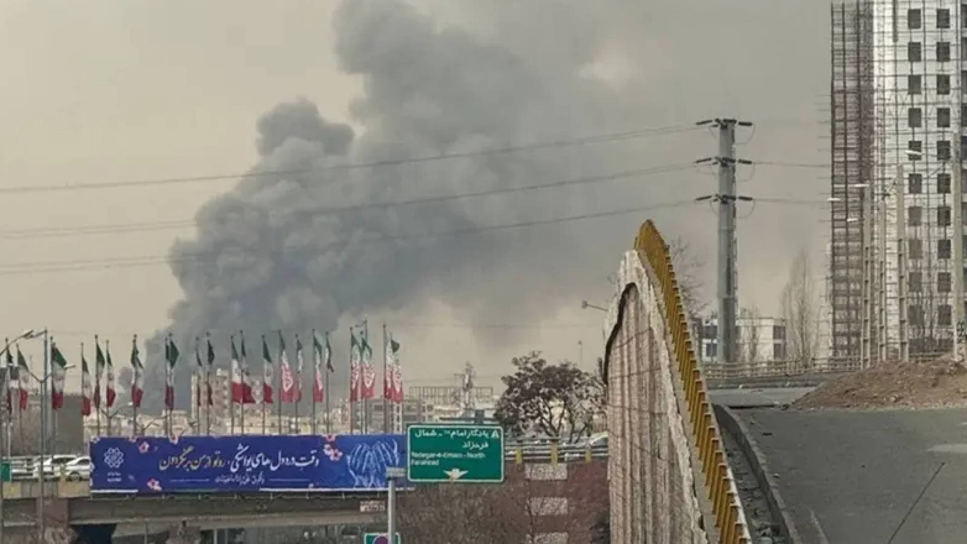 طهران تحت الدخان: حريق كبير يستنفر فرق الإطفاء قبيل مفاوضات اسطنبول الحاسمة