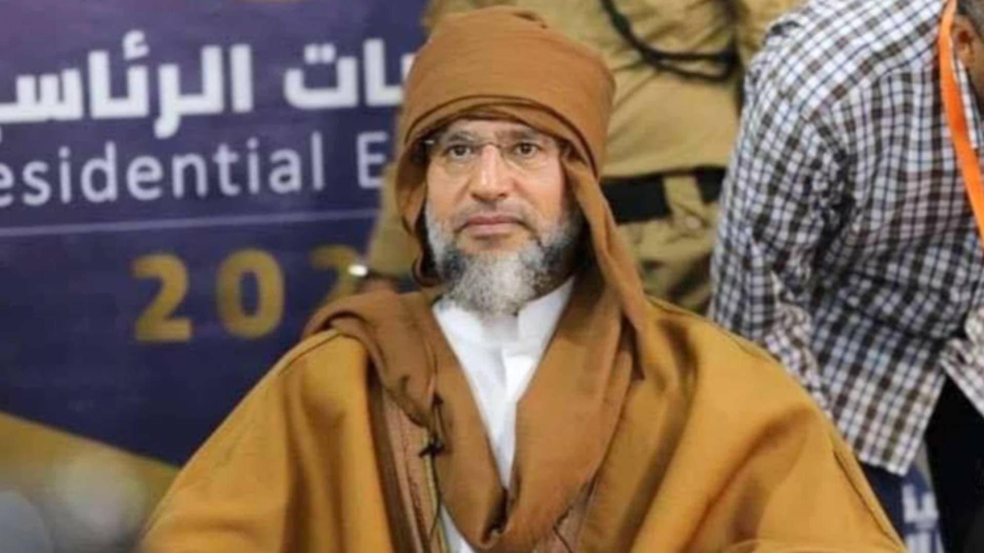 بني وليد تستقبل جثمان سيف الإسلام القذافي عقب أزمة منع دفنه في سرت والزنتان