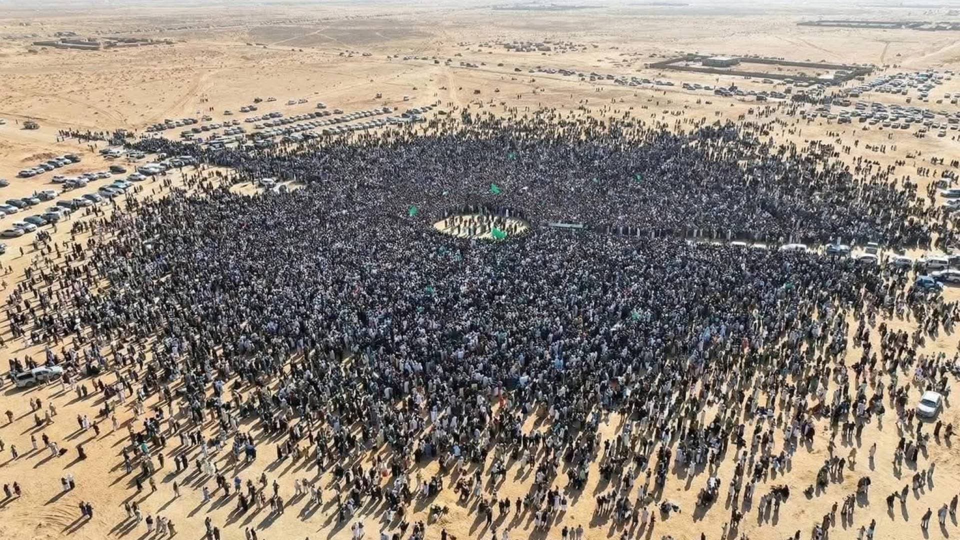 "فزت وأنت ميت".. الساعدي القذافي يصف تشييع شقيقه بـ "جنازة العصر" في ليبيا
