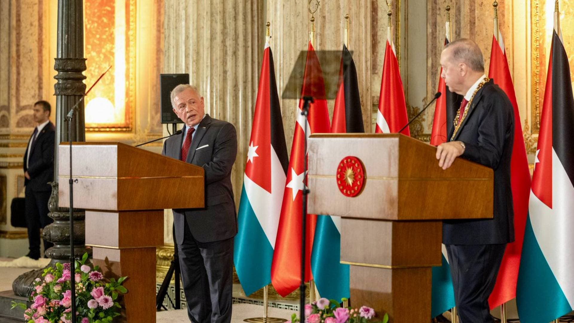 الملك عبد الله الثاني والرئيس أردوغان يبحثان في إسطنبول التعاون العسكري والاقتصادي