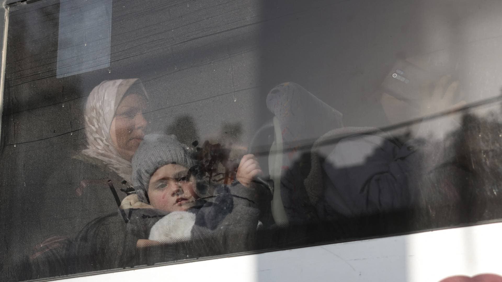"بين مرضى ومرافقين".. 165 مسافرا غادروا غزة عبر "رفح" وإرجاع 26 آخرين خلال أسبوع (إحصائية)