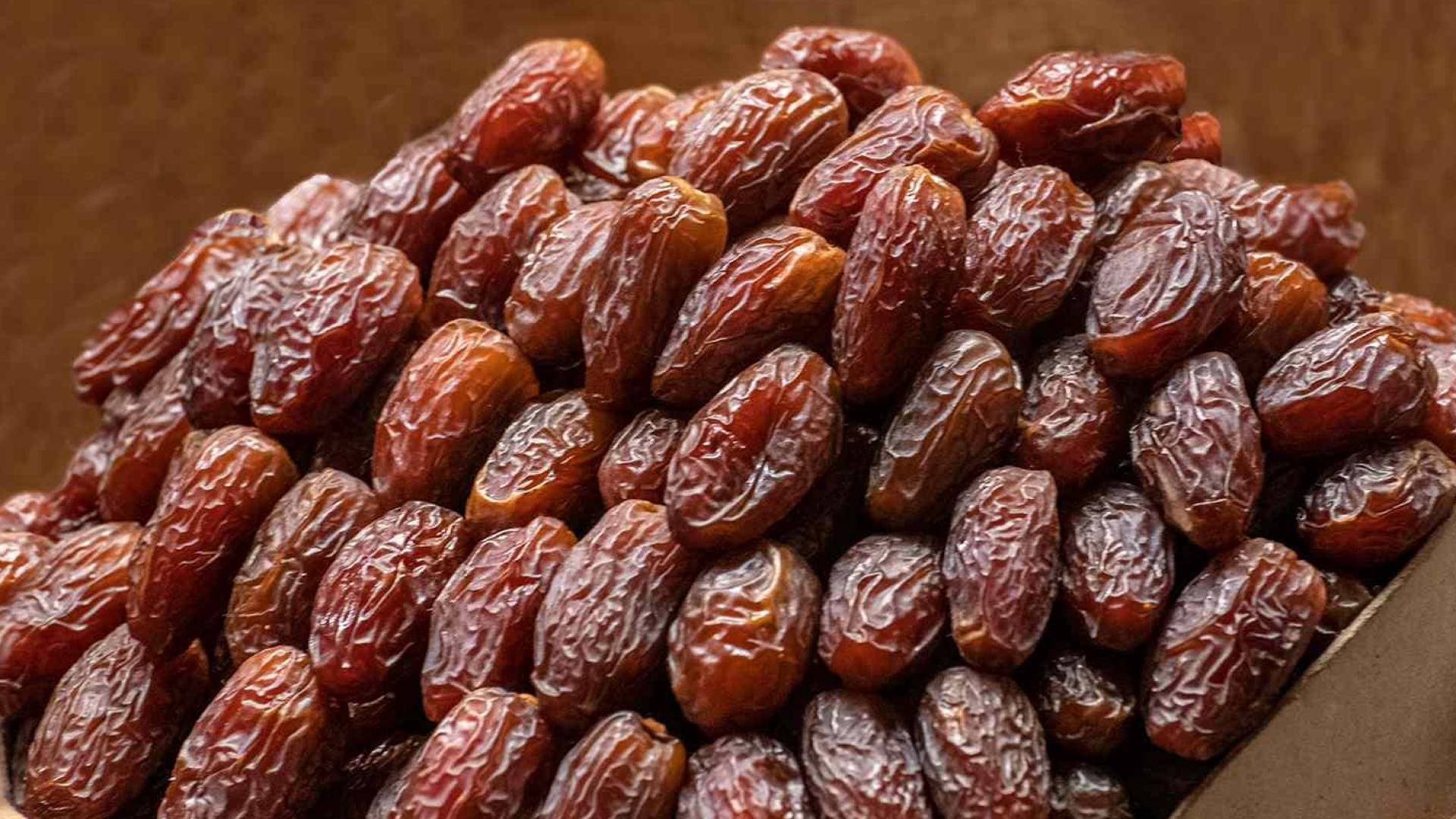 "الغذاء والدواء" تغلق مصنع تمور "غير مرخص" وتضبط 5 أطنان منتهية الصلاحية