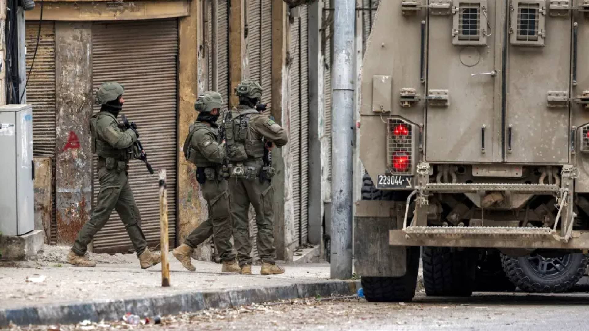 الاحتلال يشن حملة مداهمات واسعة في الضفة.. اعتقالات في طولكرم وتنكيل في رام الله - فيديو