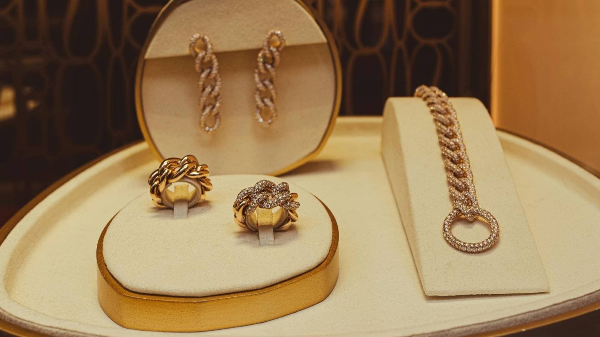 الذهب بين مطرقة التضخم وسندان الفيدرالي.. هل يصمد حاجز 4962 دولارا أمام إعصار البيانات الأمريكية؟
