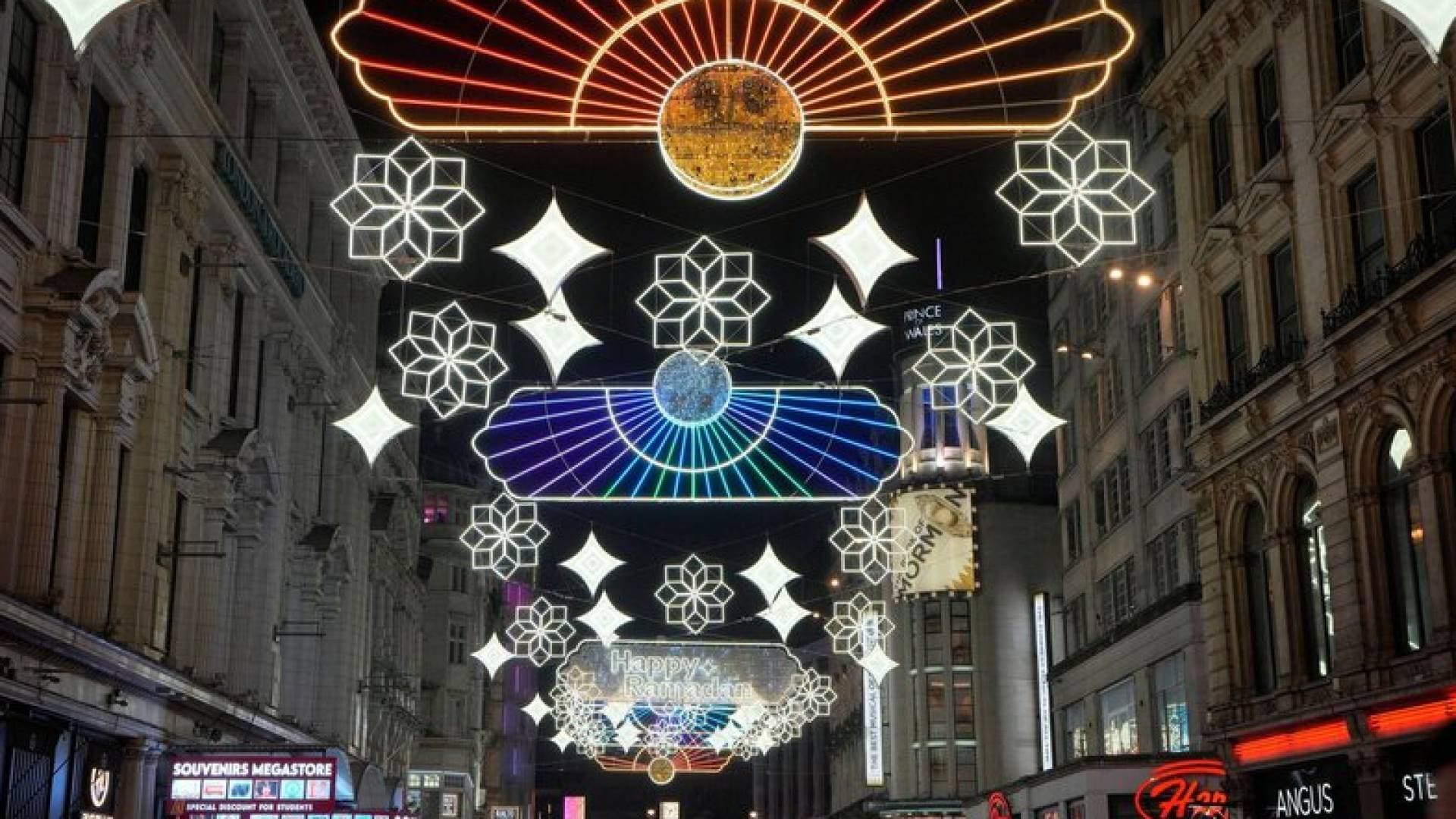 لندن تتلألأ بأنوار رمضان: السير صادق خان يدشن أضخم عرض ضوئي في "ويست إند" للعام الرابع