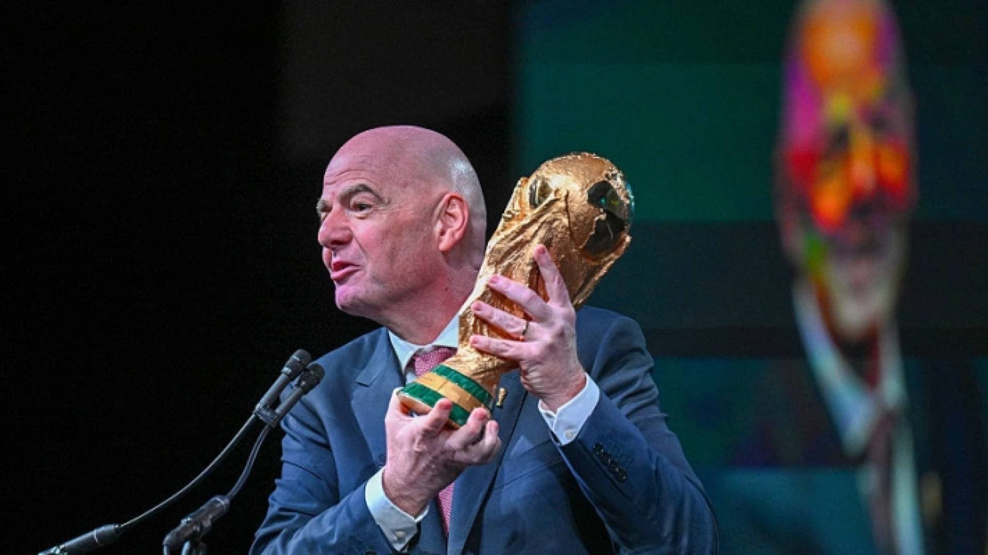 شيفشينكو يطلب لقاء إنفانتينو لمواجهة مقترح عودة روسيا