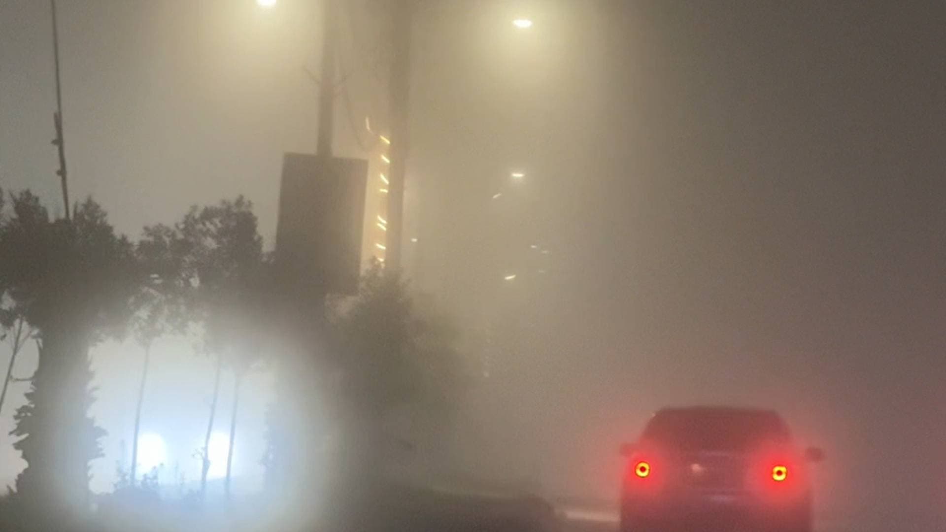 مراسل رؤيا: تدني مدى الرؤية في المفرق نتيجة موجة غبار كثيفة مع ساعات الفجر.. فيديو
