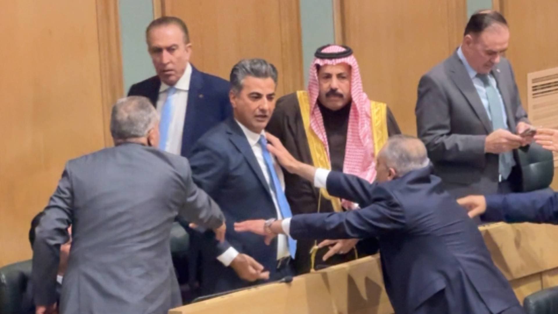فوضى وتلاسن تحت قبة البرلمان.. مشادة حادة بين الخصاونة والهديب تربك الجلسة التشريعية