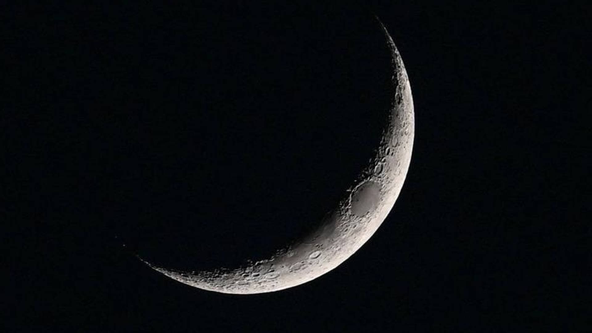 بتقنية الرصد النهاري.. مرصد "الختم" في أبوظبي يوثق هلال رمضان 1447هـ