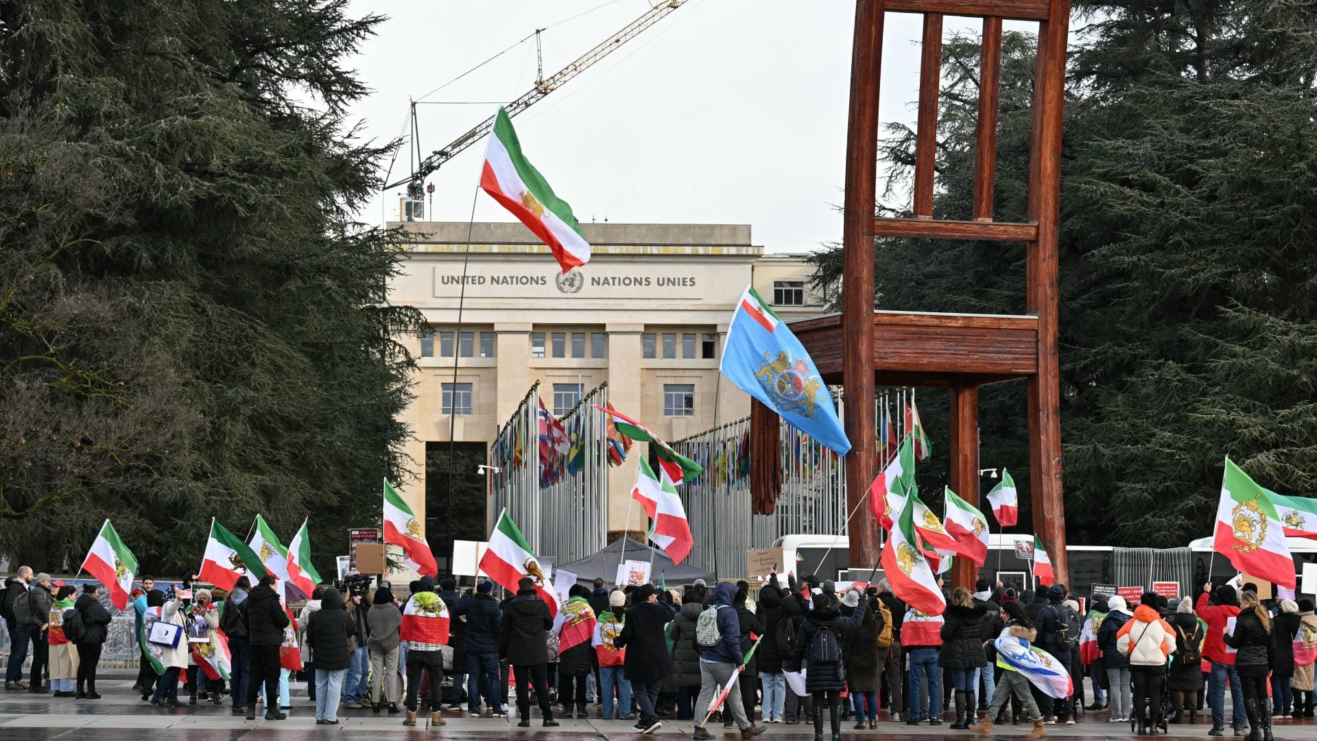 صربيا والسويد تطلبان من رعاياهما مغادرة إيران